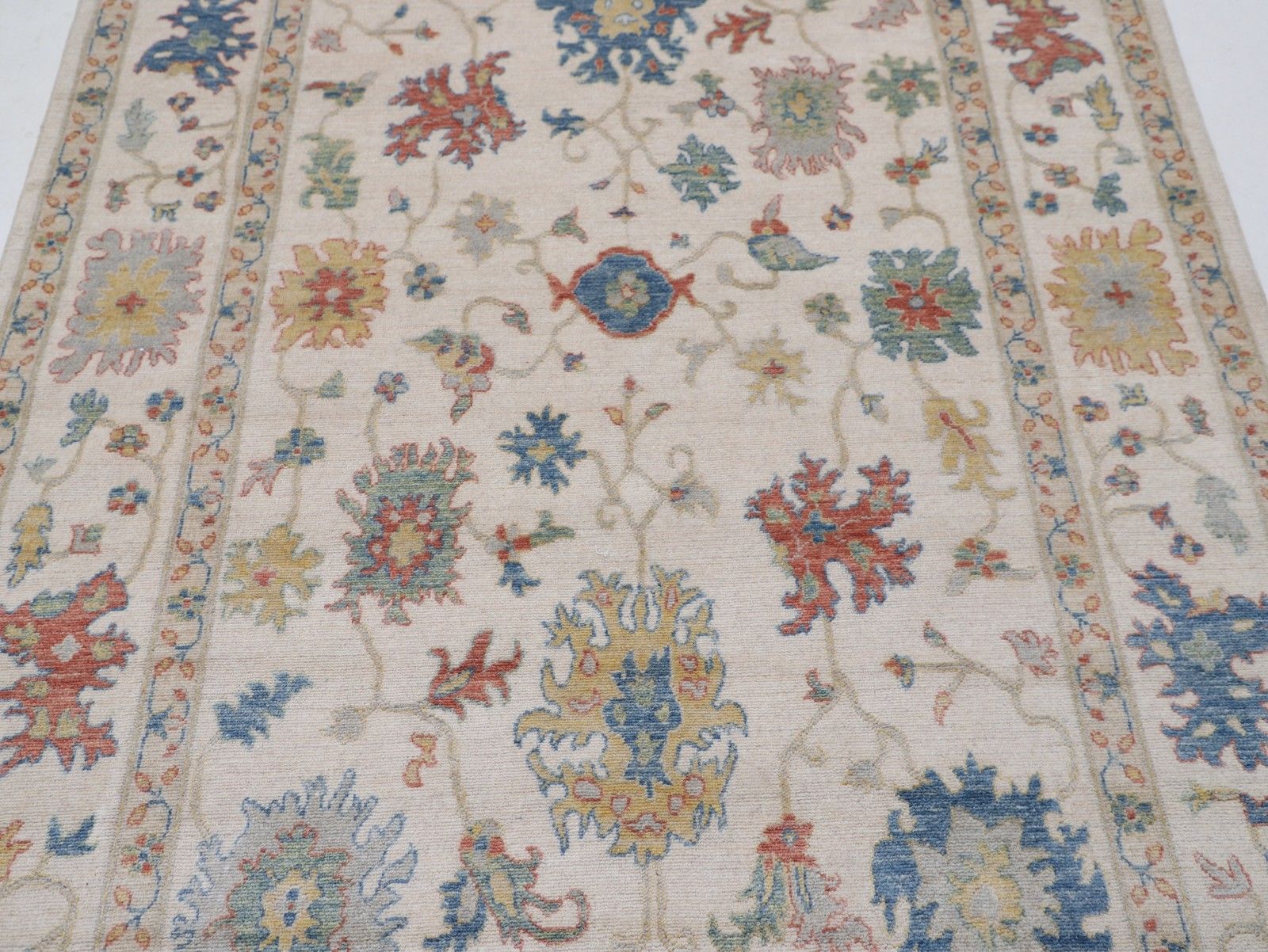Tapis de sol turc moderne à motifs floraux, 148 x 239 cm, laine Oushak 100 % photo for sale