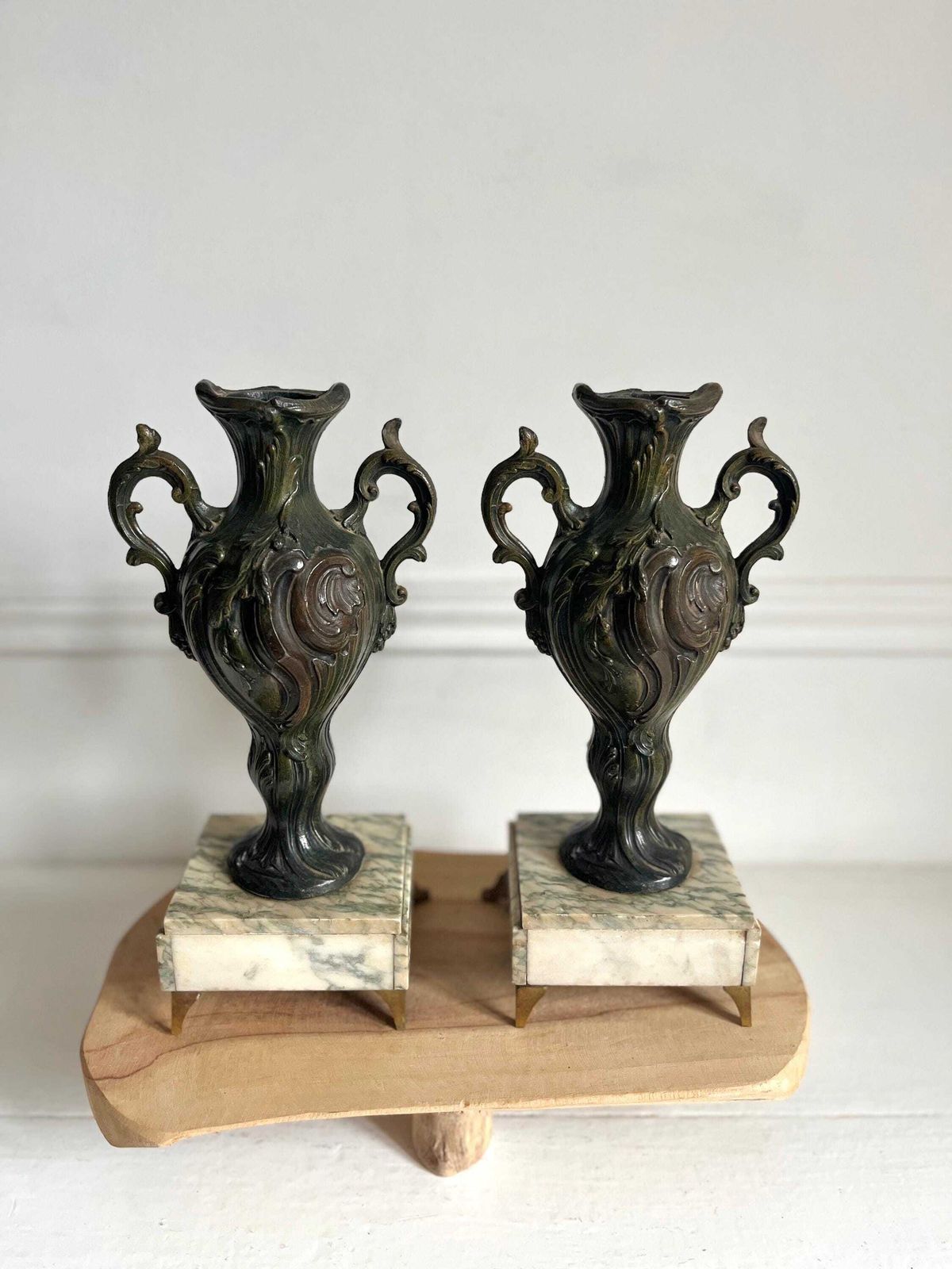 Vases d'époque en régule, socle en marbre, urnes de château photo vinterior