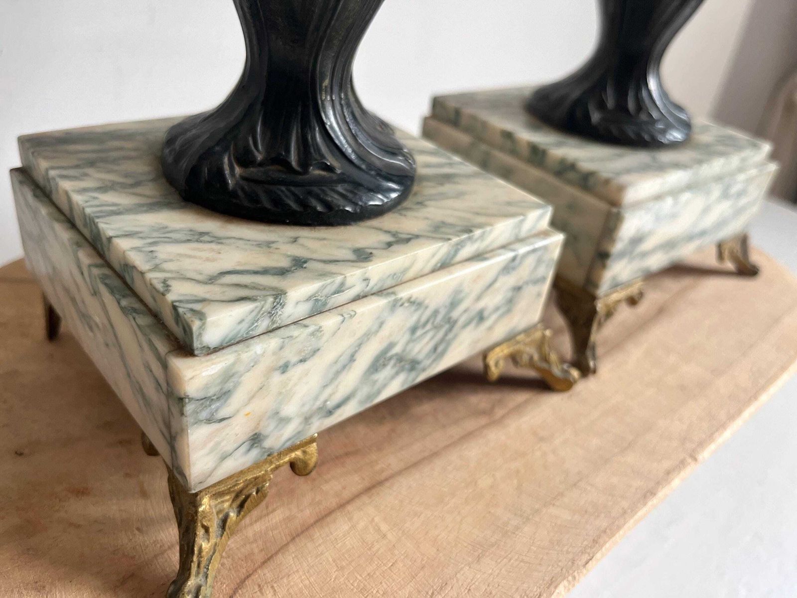 Vases d'époque en régule, socle en marbre, urnes de château photo vintage