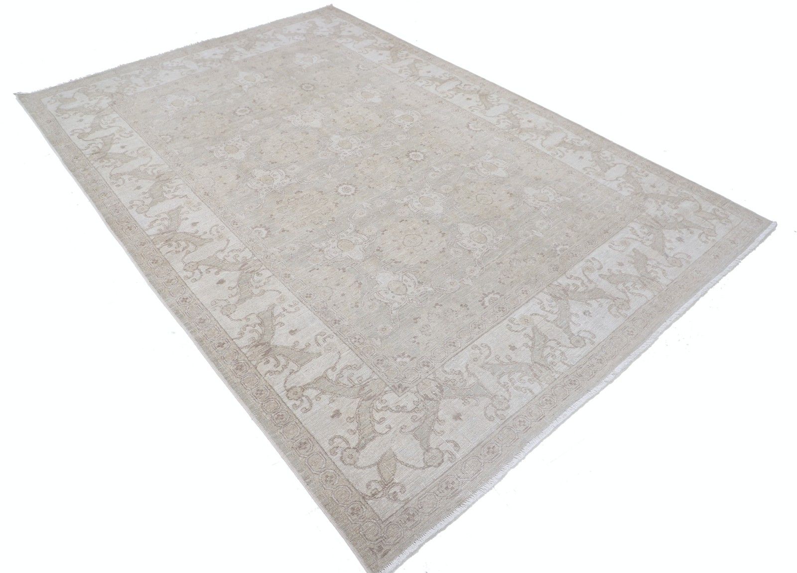 Handgemaakt vloerkleed 188 x 274 cm. Wollen tapijt voor de woonkamer. Beige vloerbedekking photo furniture