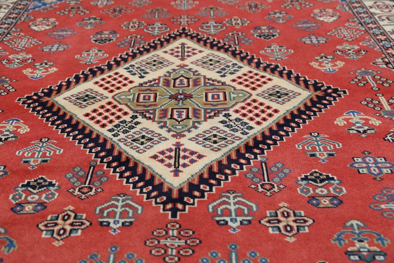 Tapis tribal noué à la main 127 x 183 cm. Tapis d'accent rouge à motif médaillon photo 1240.0