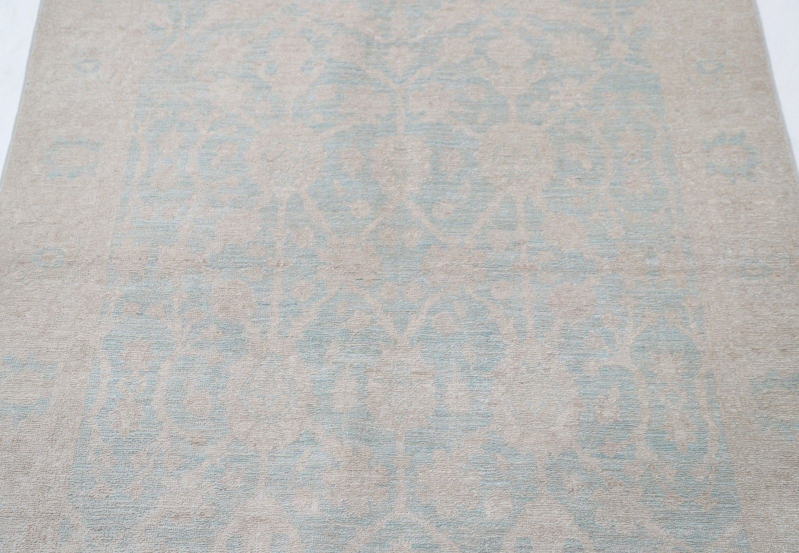 Tapis noué à la main ivoire et bleu clair, 120 x 171 cm, style Oushak turc photo for sale