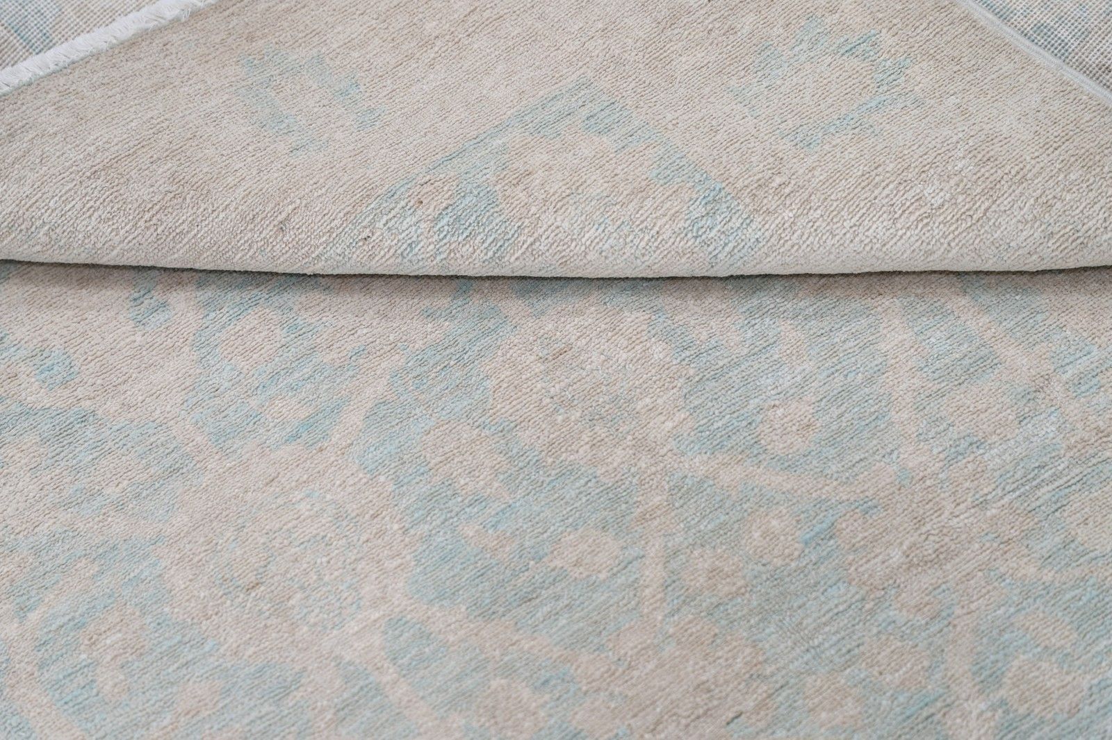 4x5,7 ft handgeknoopt vloerkleed in ivoor en lichtblauw. Accent rug in Turks Oushak-stijl photo Textiel