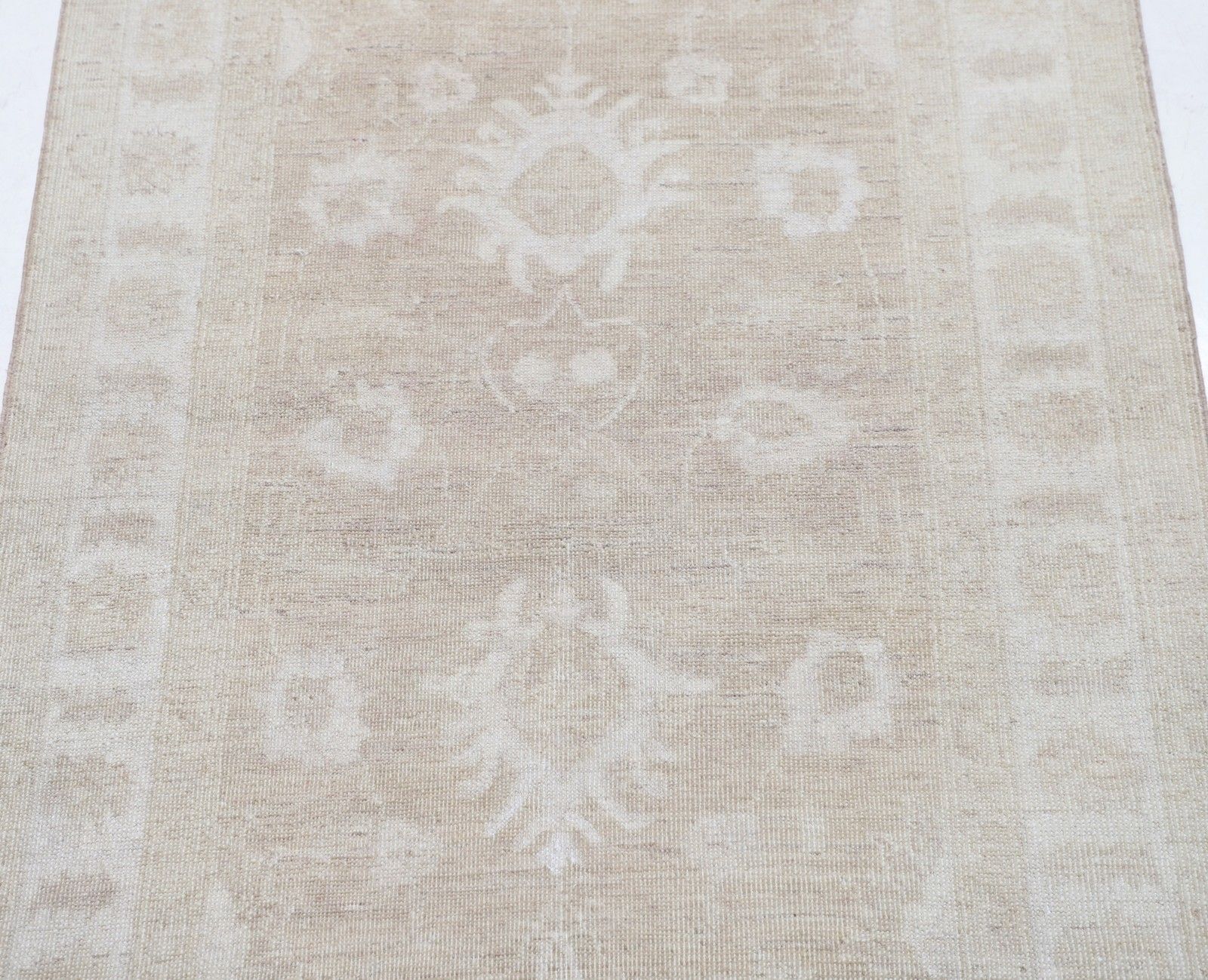 Tapis d'accent noué à la main, beige, 90 x 150 cm. Tapis de chevet traditionnel. Revêtement de sol photo for sale