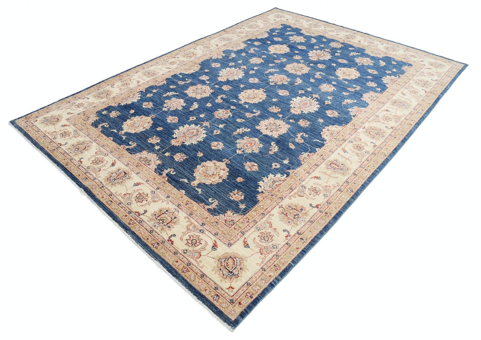 Tapis turc noué à la main bleu marine et ivoire, 2,06 x 2,93 m. Tapis traditionnel à motifs floraux photo for sale