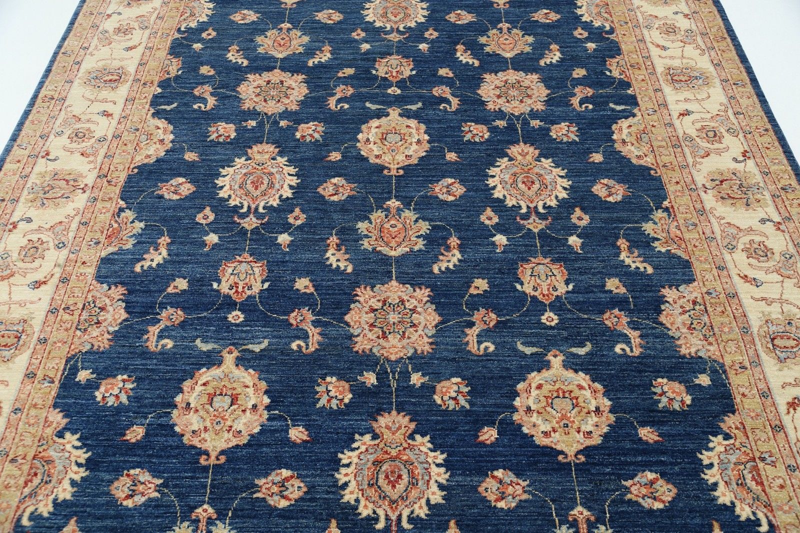 Tapis turc noué à la main bleu marine et ivoire, 2,06 x 2,93 m. Tapis traditionnel à motifs floraux photo 3233.0