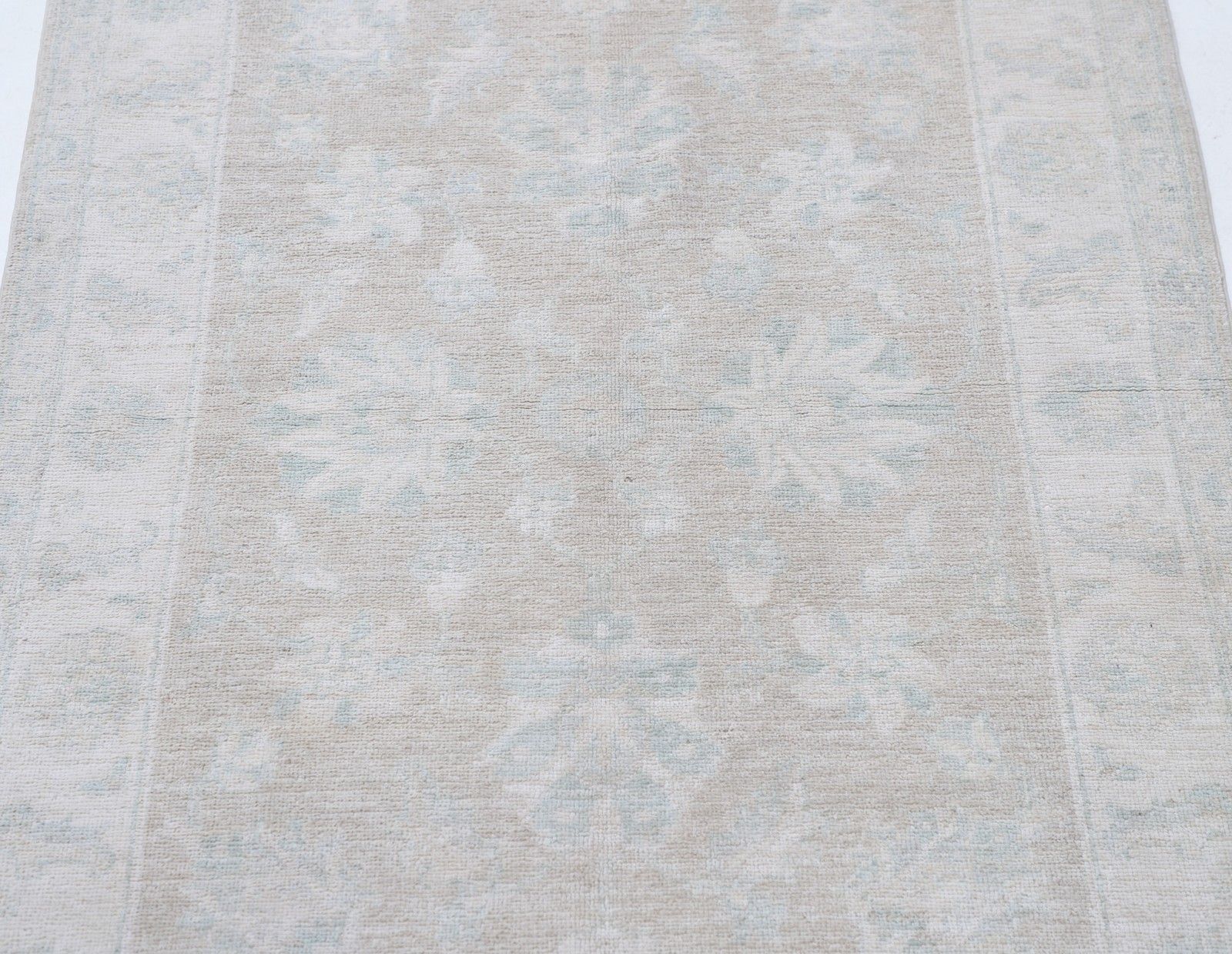 Handgeknoopt beige Turks Oushak wollen vloerkleed 94 x 148 cm met allover bloemmotief photo vinterior