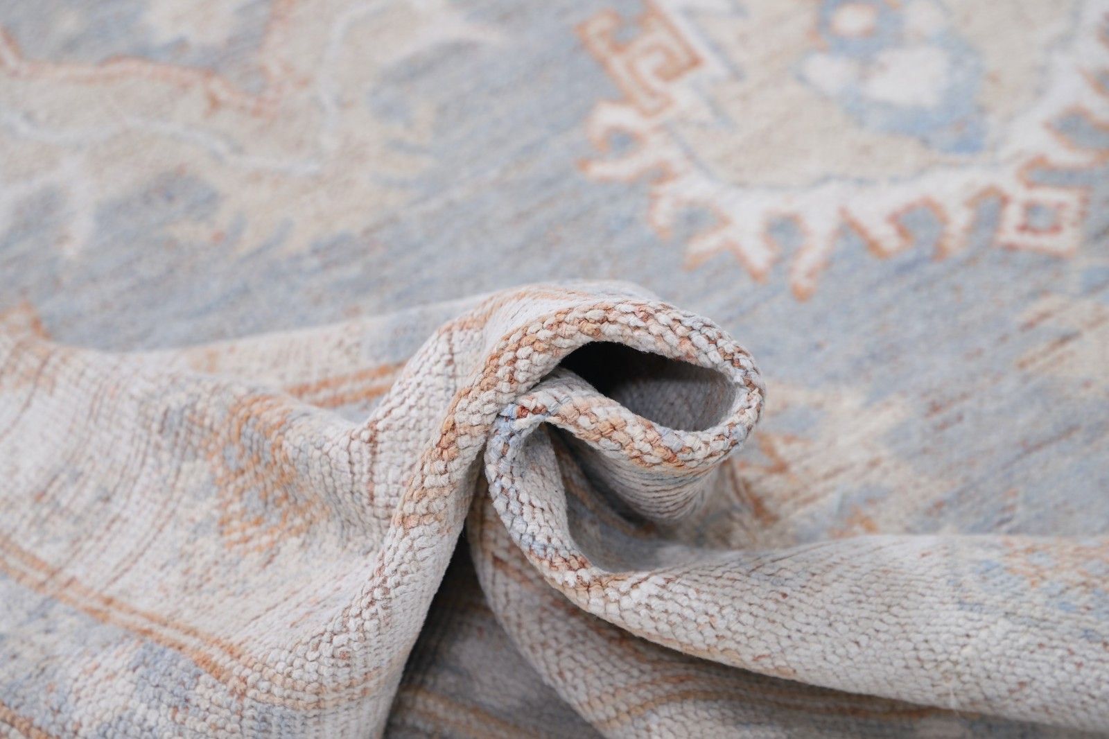 Tapis noué à la main bleu clair et beige aux motifs géométriques pêche doux, 188 x 272 cm photo vinterior