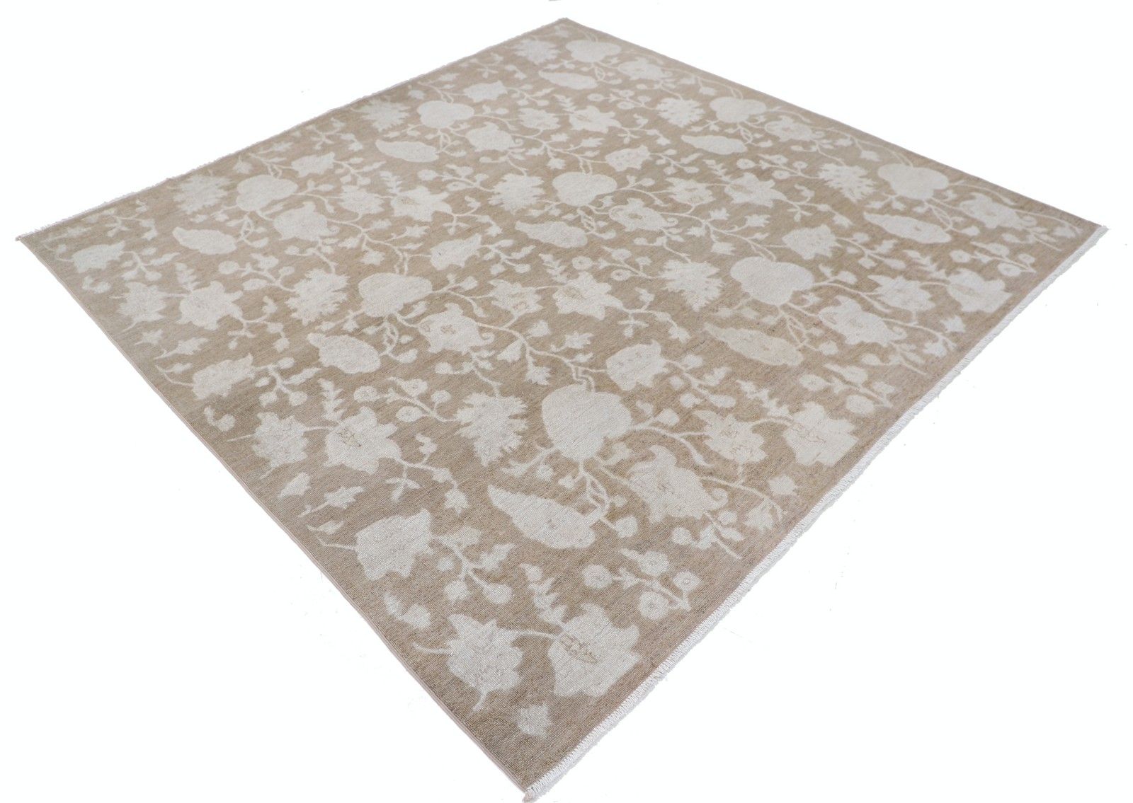Handgeknoopt bloementapijt met botanisch rankenmotief, beige en bruin, 207 x 204 cm photo furniture