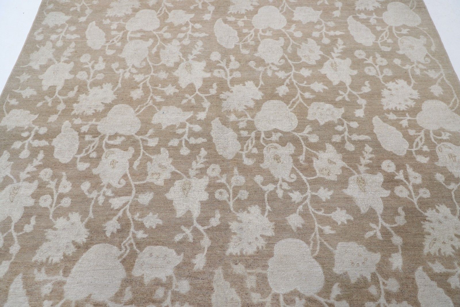 Tapis floral noué à la main, motif de vigne botanique, beige et marron, 2,07 x 2,04 m photo for sale