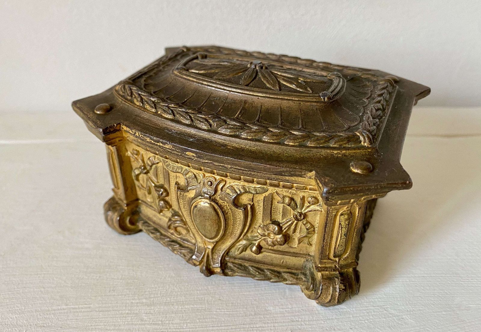 Boîte à bijoux d'époque en régule, Napoléon III, intérieur en soie capitonnée photo furniture