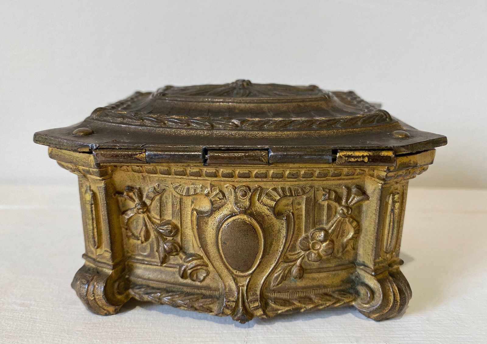 Boîte à bijoux d'époque en régule, Napoléon III, intérieur en soie capitonnée photo for sale