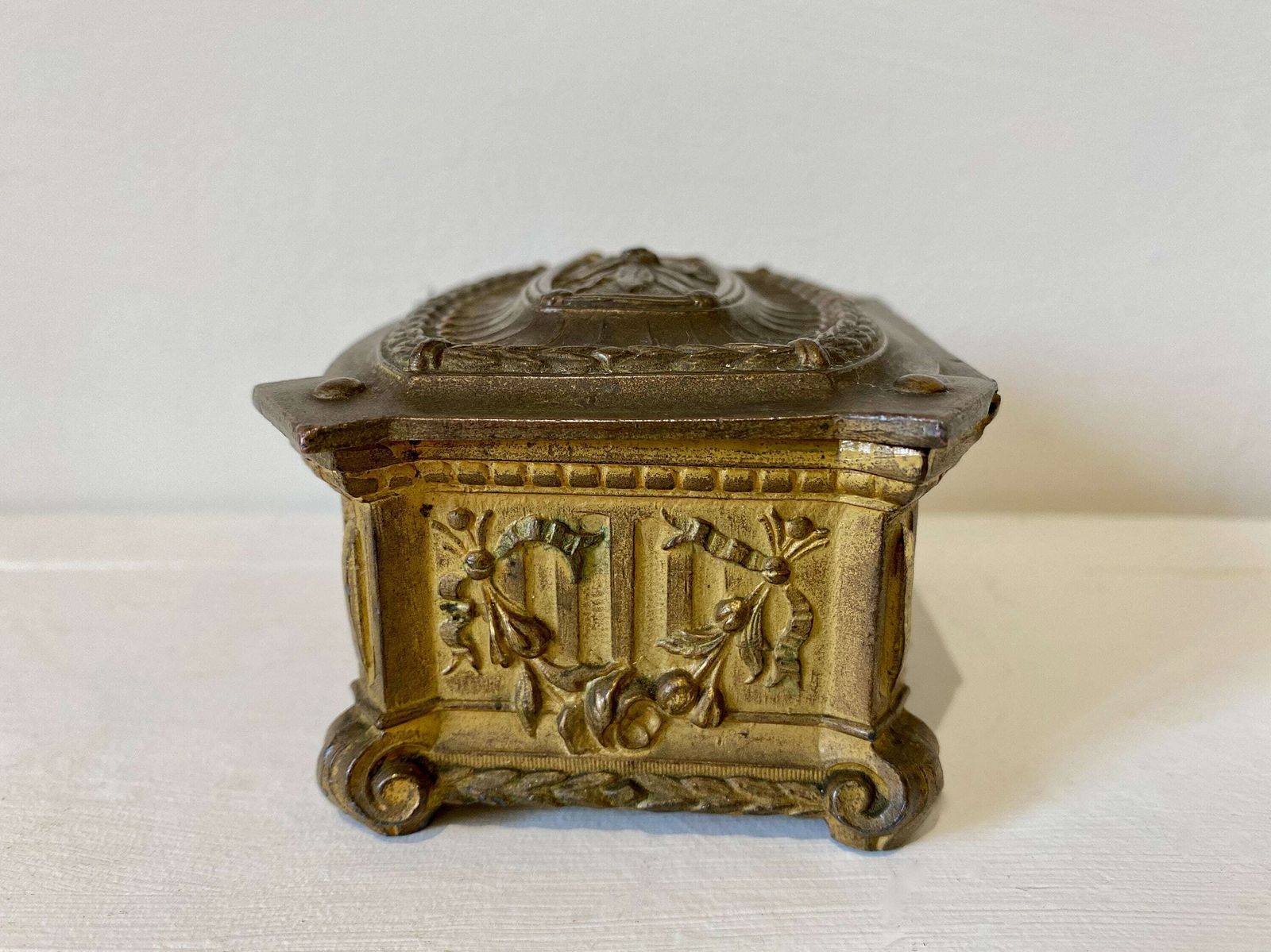 Boîte à bijoux d'époque en régule, Napoléon III, intérieur en soie capitonnée photo vinterior