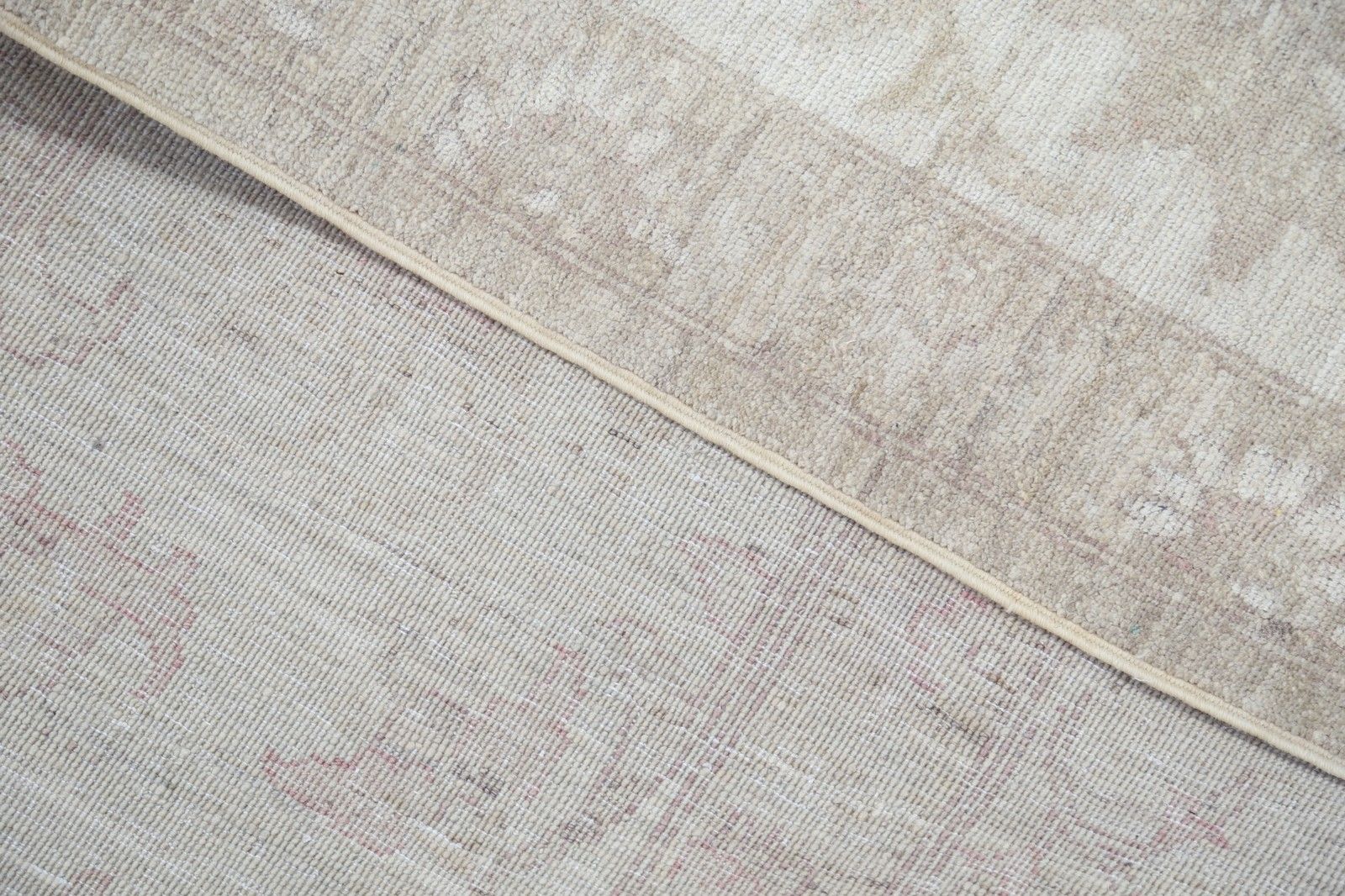 Handgeknoopt groot vloerkleed 275 x 381 cm voor woninginrichting. 100% wollen beige tapijt photo buy