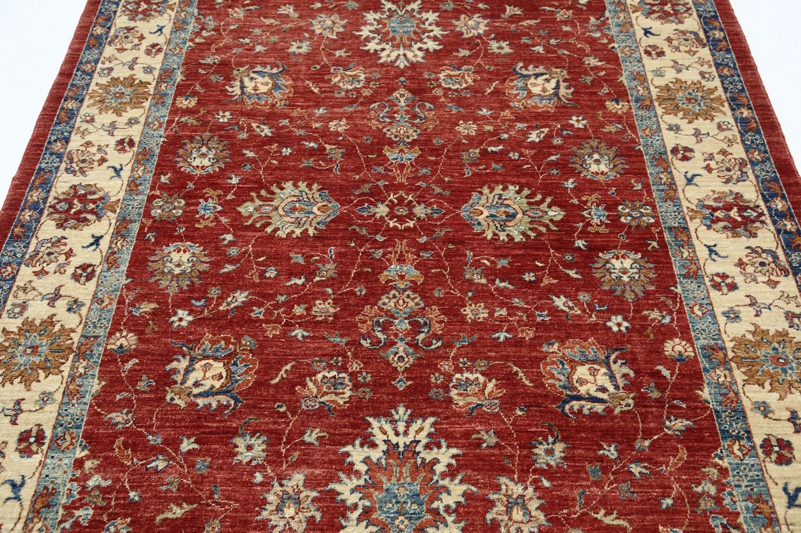 Tapis turc noué à la main 5,7 x 8,2 ft, fond rouge, bordure ivoire et détails bleus photo 2354.0