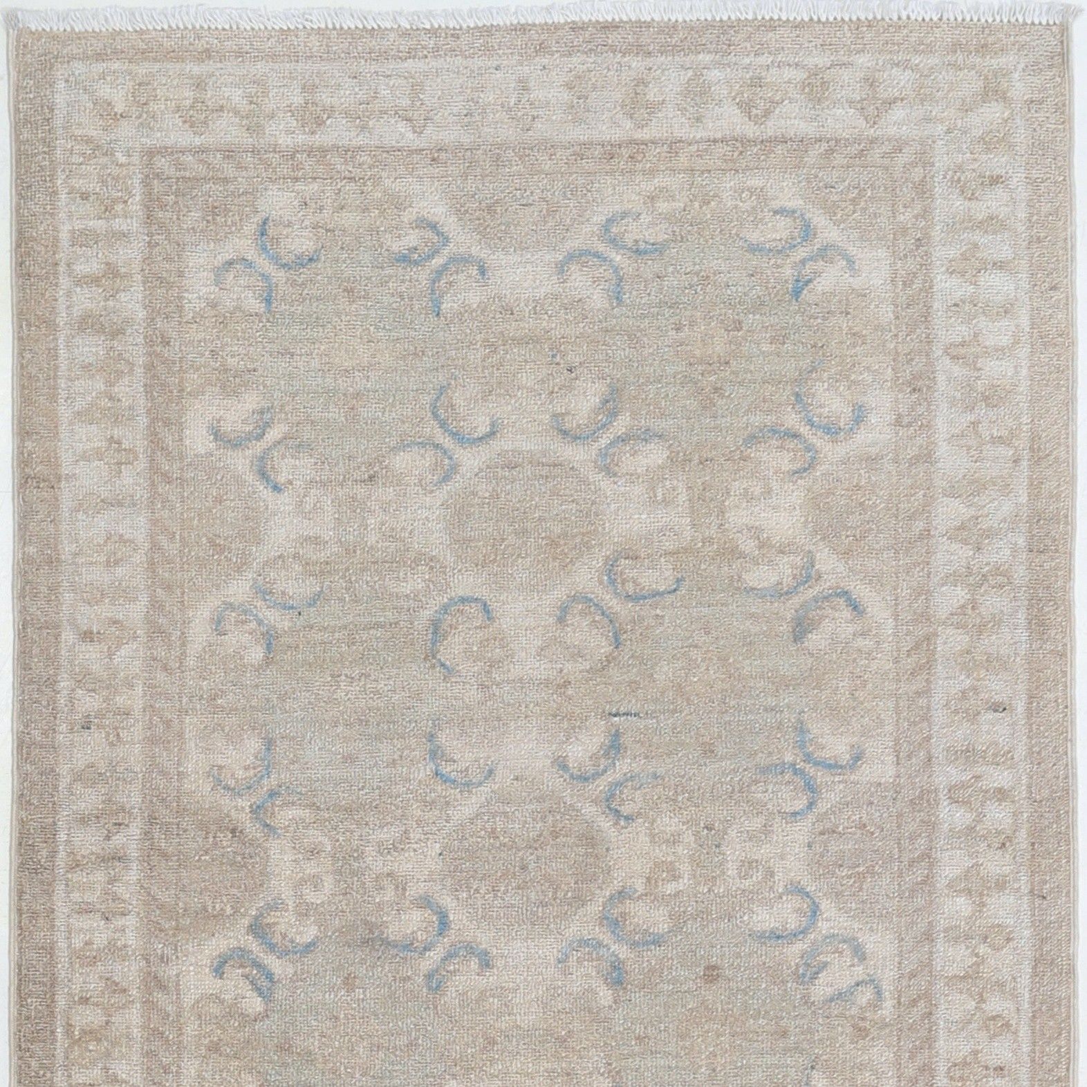 Tapis de couloir en laine 0,82 x 2,44 m, noué à la main. Tapis de cuisine. Tapis de couloir beige photo vinterior