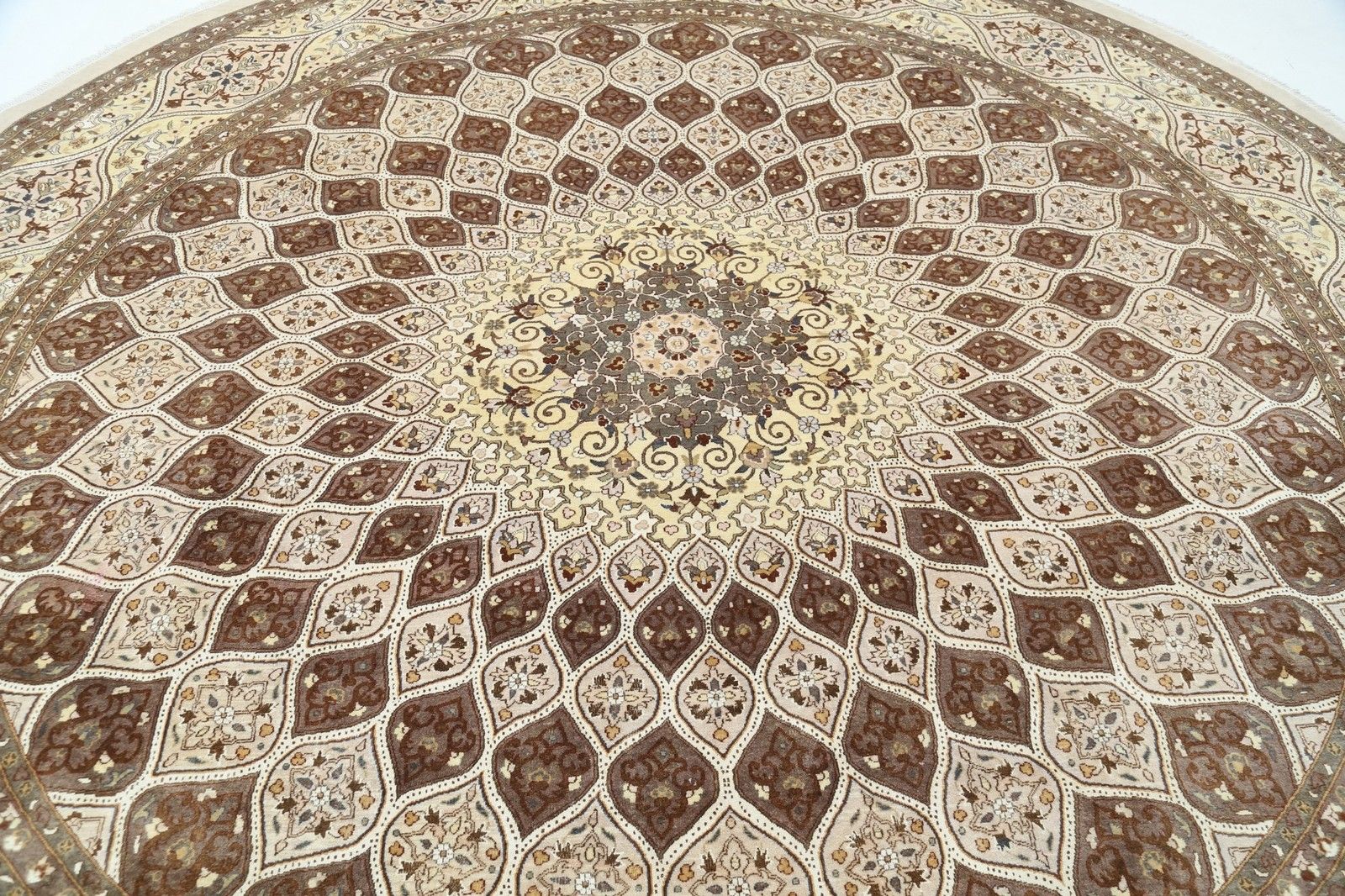 12x12 Ft Handgemaakte Oversized Ronde Vloerkleed. Tribaal Bruin & Beige Rond Tapijt photo for sale