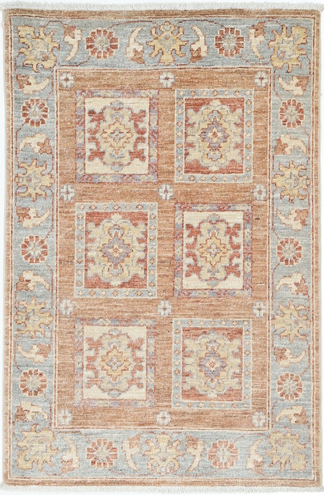 2x3,3 ft handgeknoopt wollen vloerkleed in koraal, grijs en ivoor met geometrisch dessin