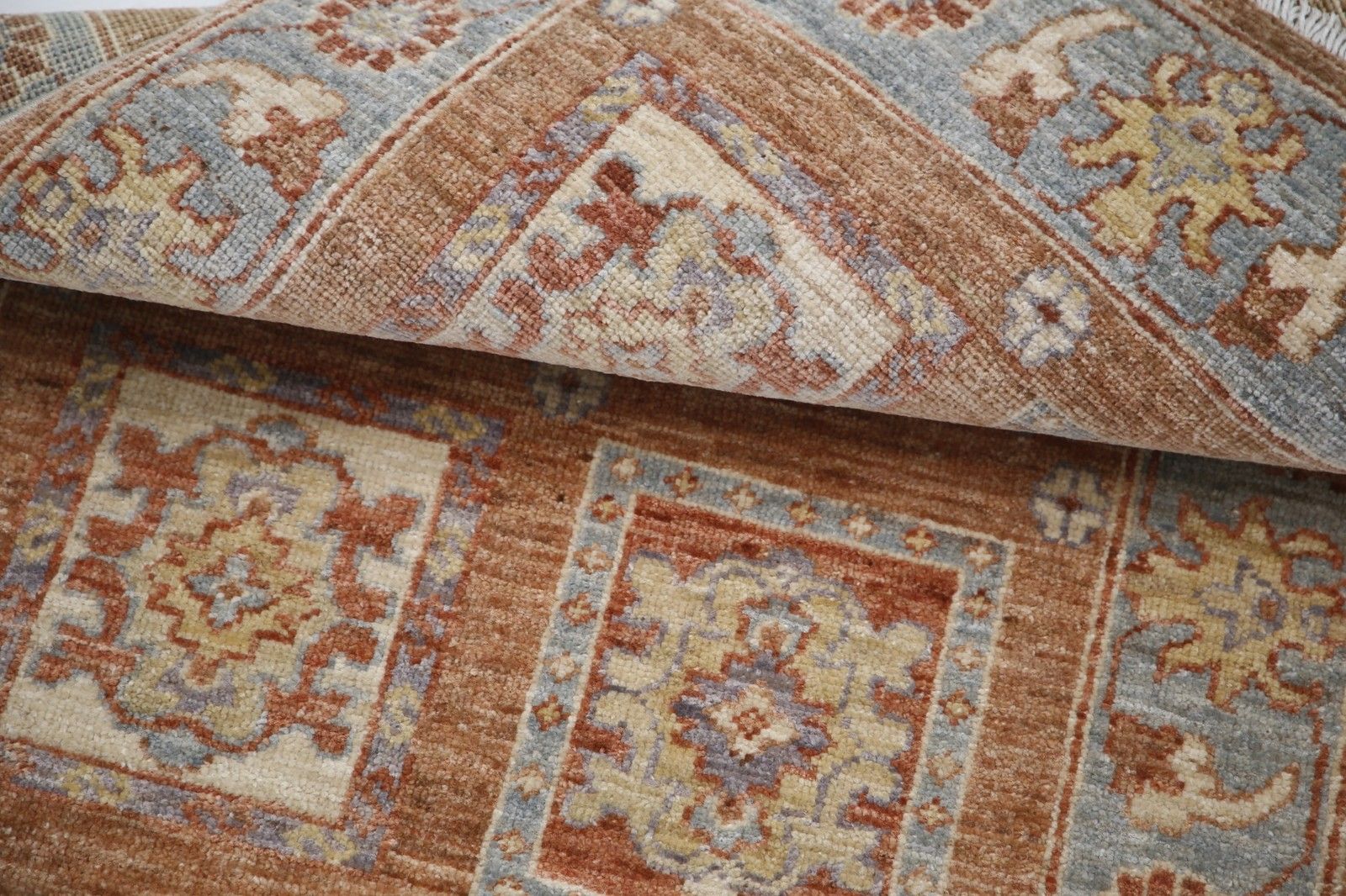 2x3,3 ft handgeknoopt wollen vloerkleed in koraal, grijs en ivoor met geometrisch dessin photo vinterior