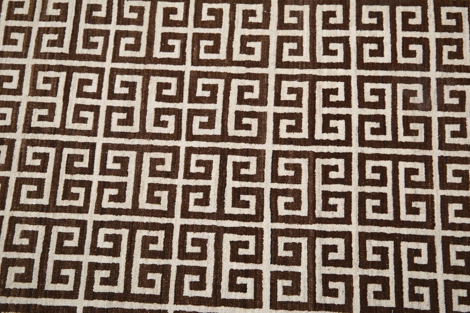 Tapis en laine turc noué à la main 214 x 282 cm. Tapis de sol à motif grec en beige et marron photo vinterior