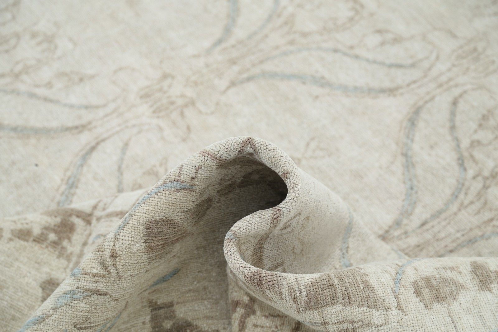 Handgeknoopt vloerkleed 275 x 365 cm. Beige tapijt voor de woonkamer. 100% wol photo vinterior