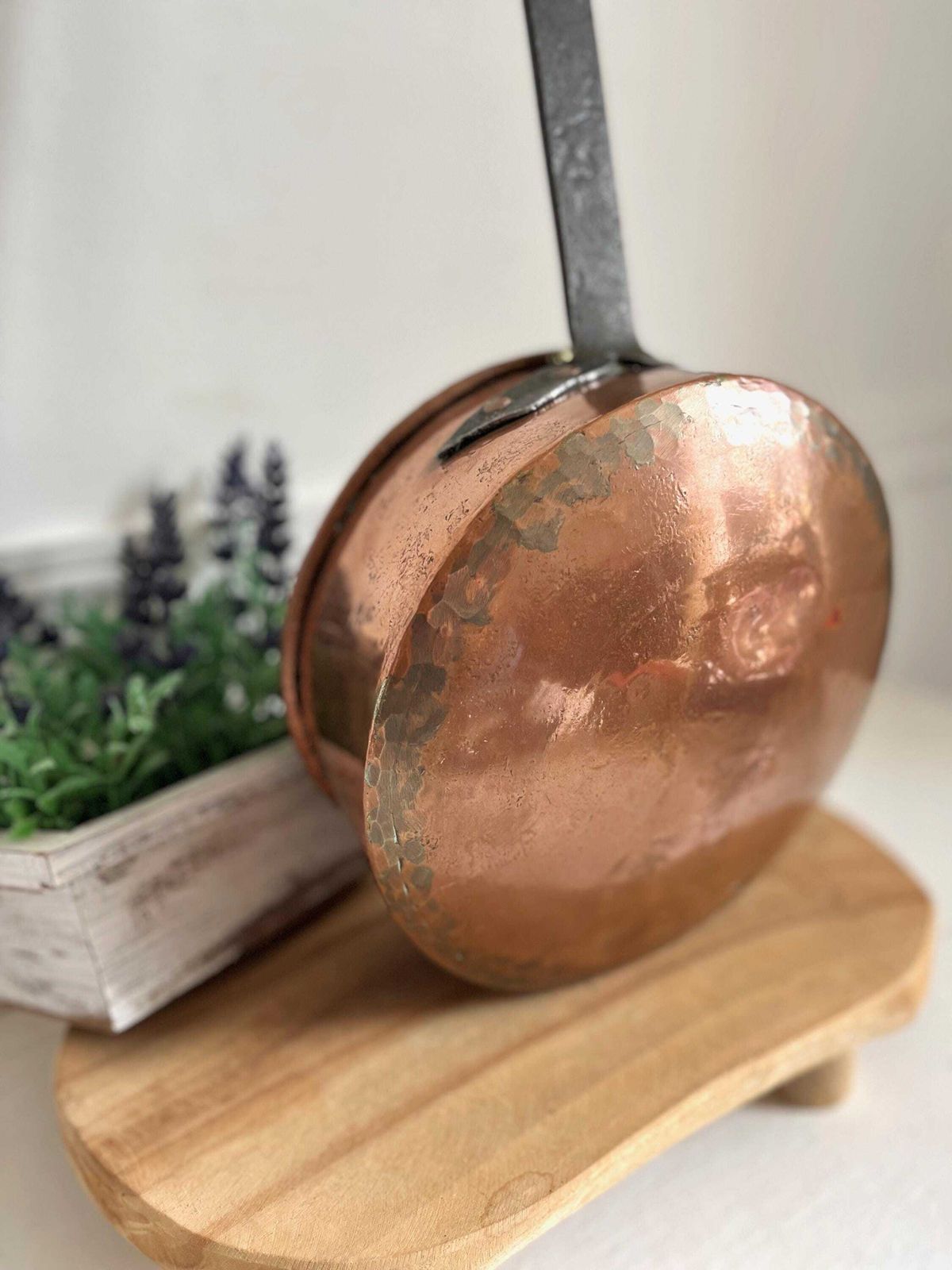 Casserole à long manche en cuivre vintage, ustensile de cuisine rustique photo furniture