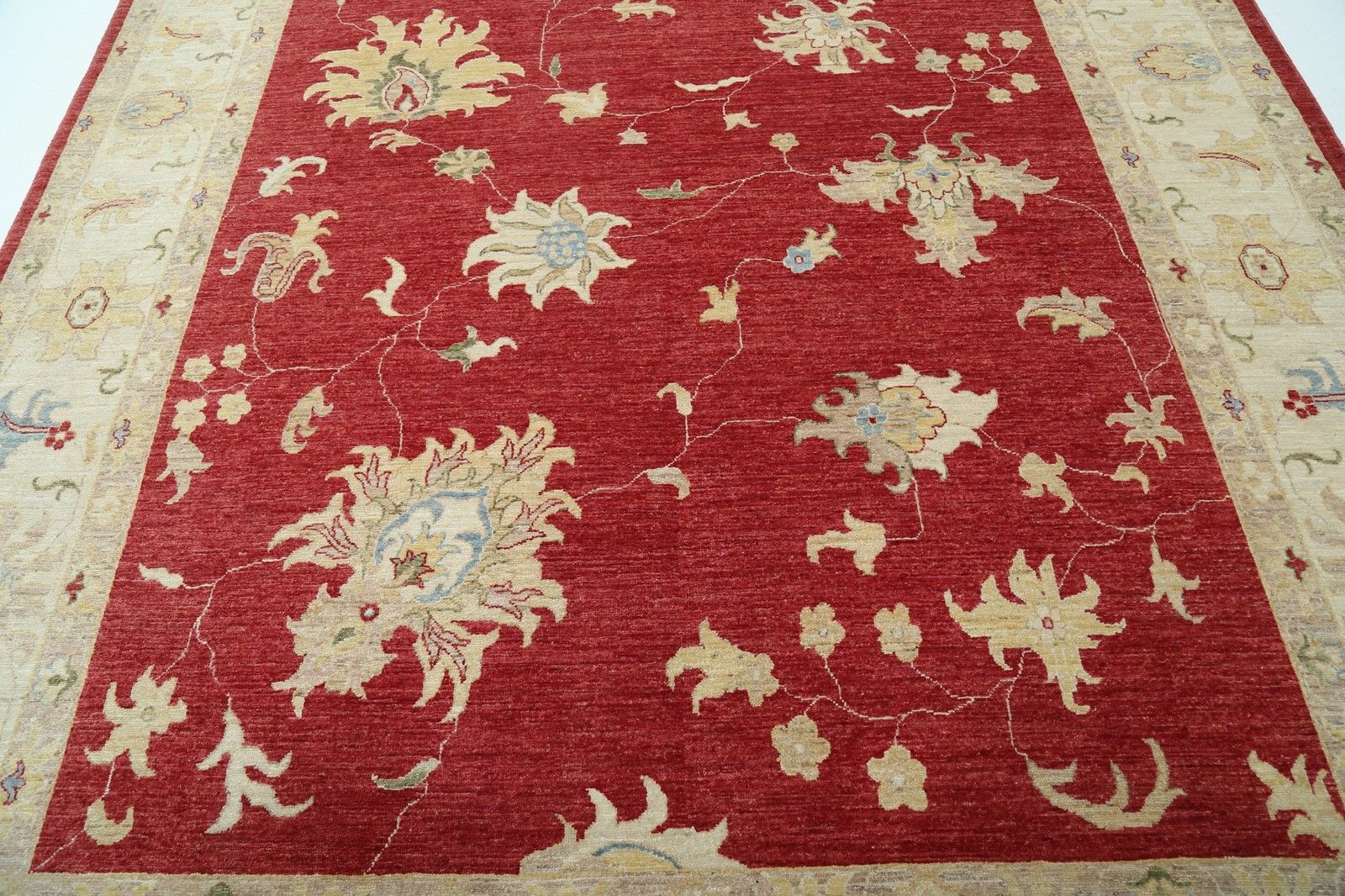 Grand tapis à motifs floraux noué à la main, champ rouge et bordure ivoire, 2,49 x 3,43 m photo Textiles