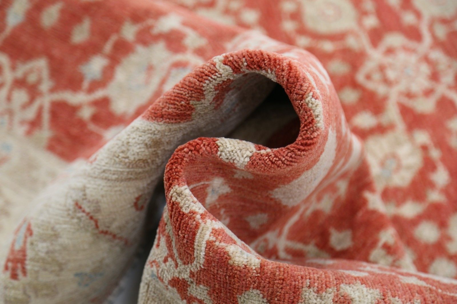 Tapis noué à la main 252 x 295 cm, rouge et ivoire, motif floral photo vinterior