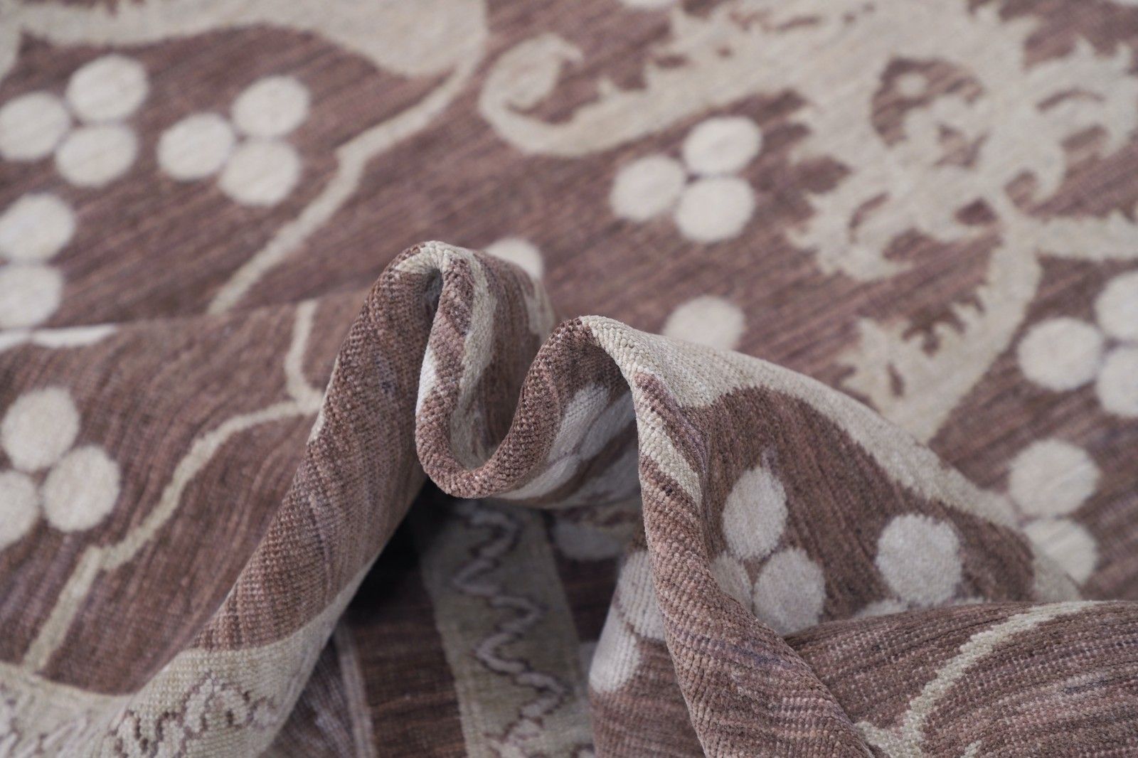 191 x 262 cm Handgeknoopt Beige, Bruin Vloerkleed. Turks Tapijt met Floraal Ogee-motief photo vinterior
