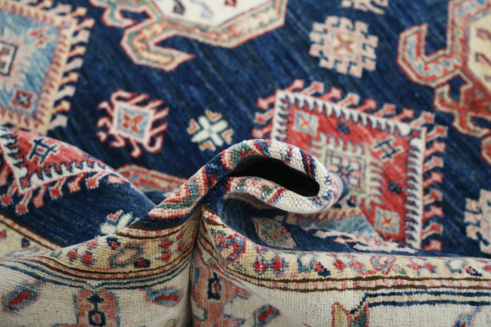 Tapis noué à la main bleu marine, rouge et ivoire à motif géométrique, 1,71 x 2,44 m photo vinterior
