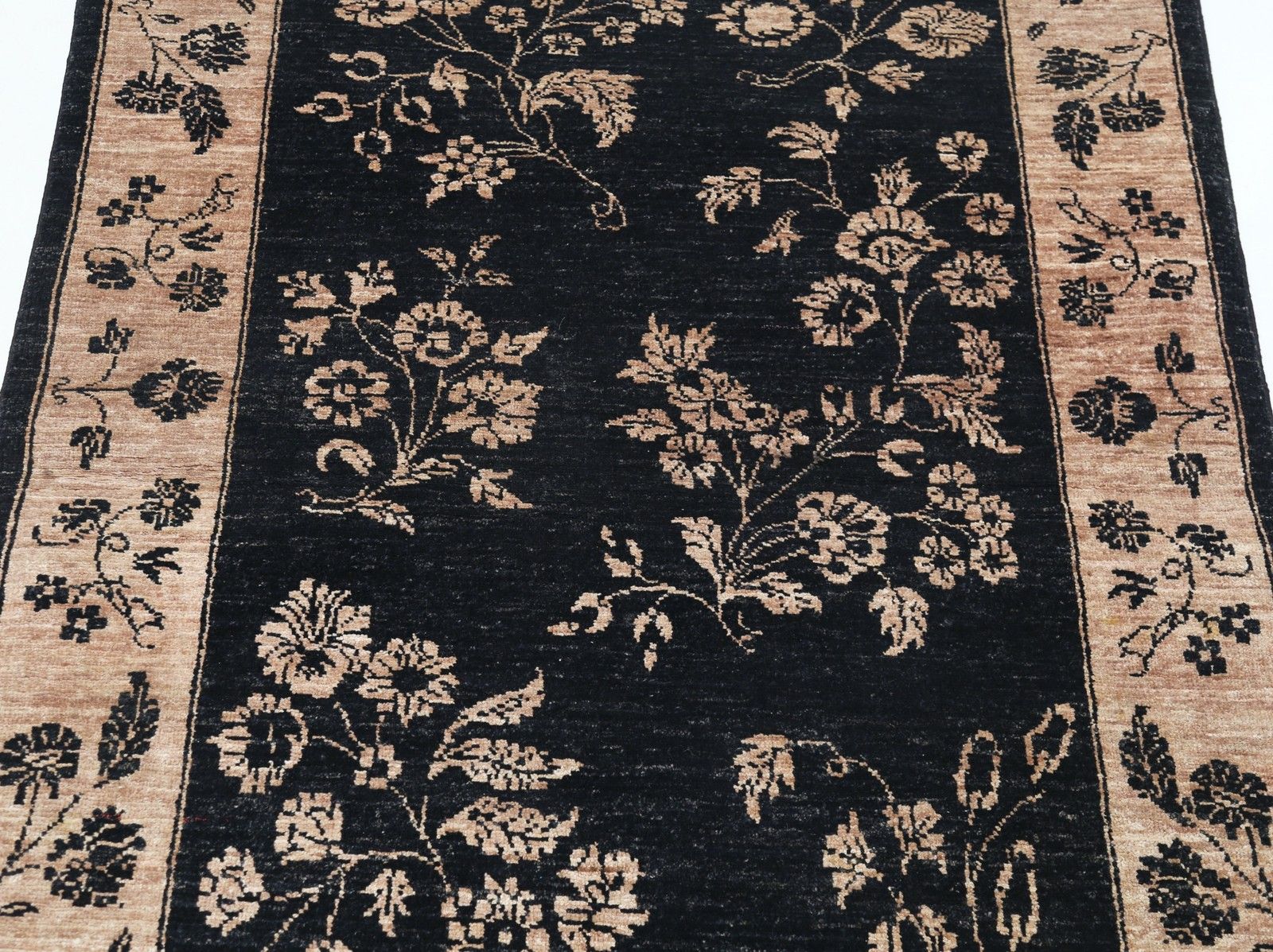 Tapis d'appoint noué à la main, noir et rose poudré, 97 x 150 cm. Tapis Oushak à motifs floraux photo for sale