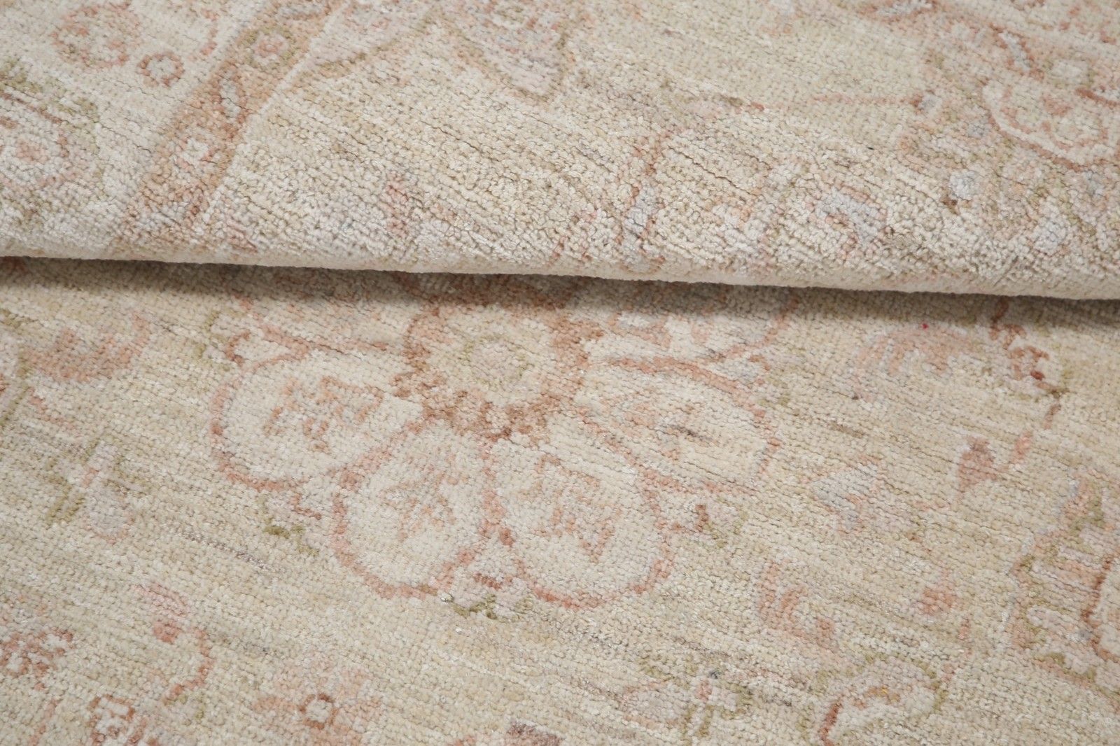 Tapis d'appoint noué à la main 97 x 148 cm, en laine à motifs floraux dans des tons doux photo vinterior