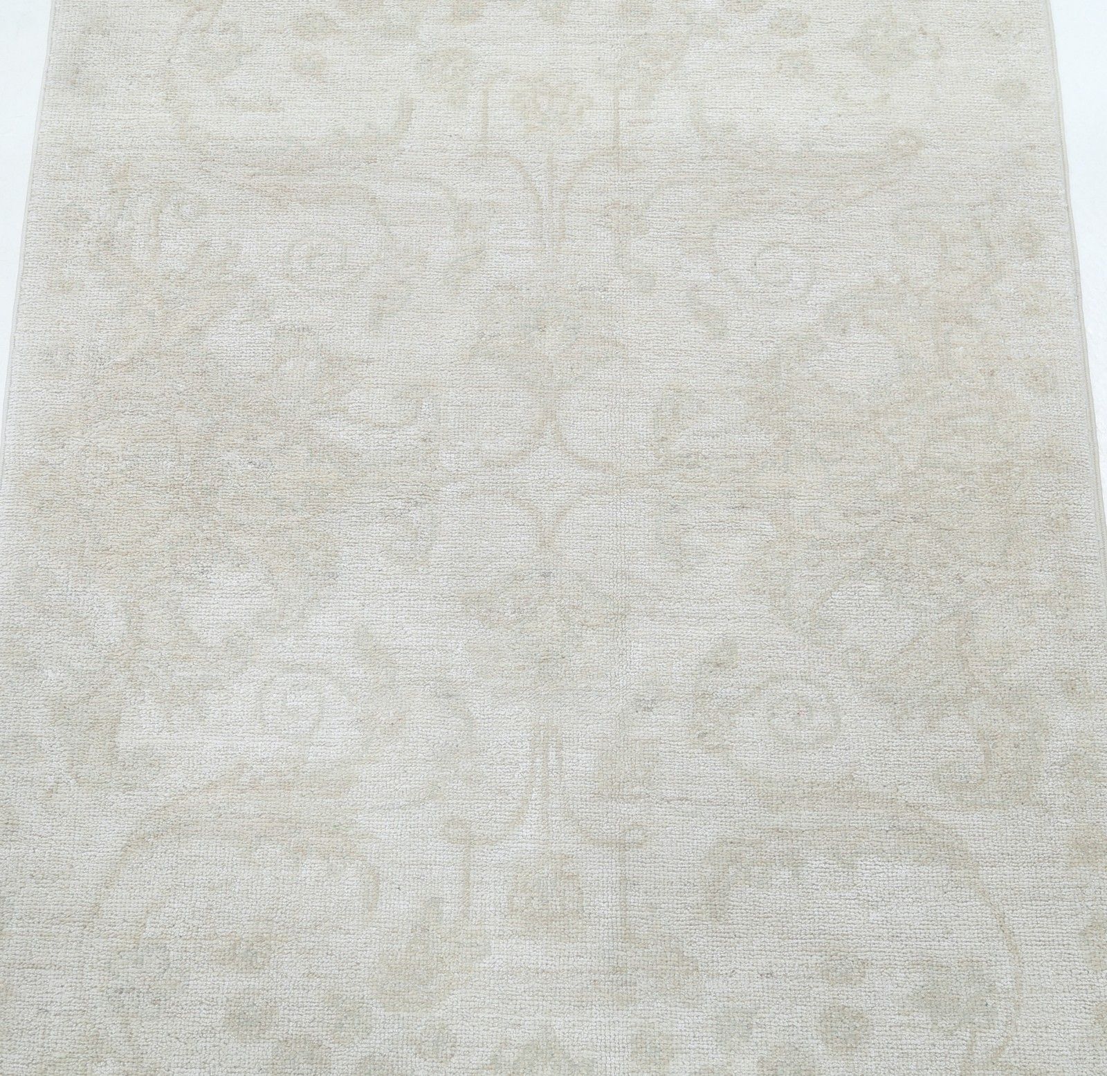 Tapis d'appoint turc noué à la main en laine beige, motif floral, 0,79 x 1,33 m photo for sale