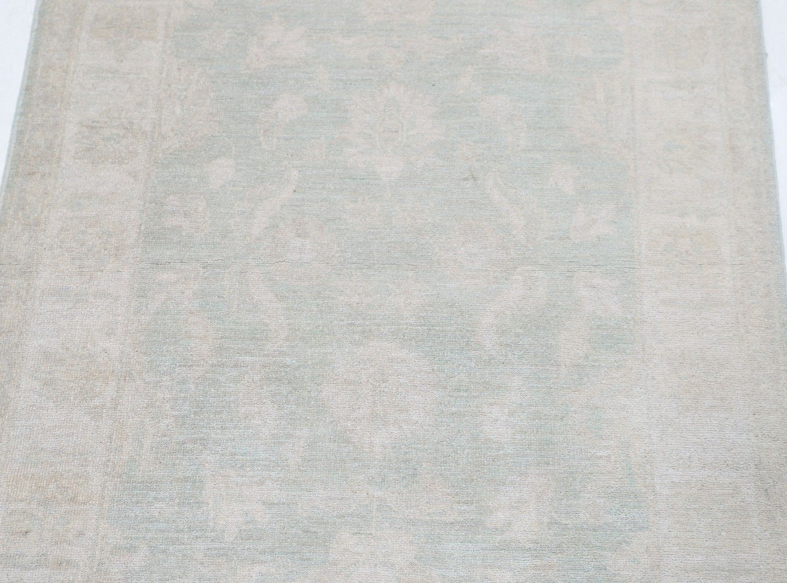 3x4,7 ft traditioneel handgeknoopt vloerkleed. Bloemmotief wollen vloerkleed in zachte tinten photo for sale