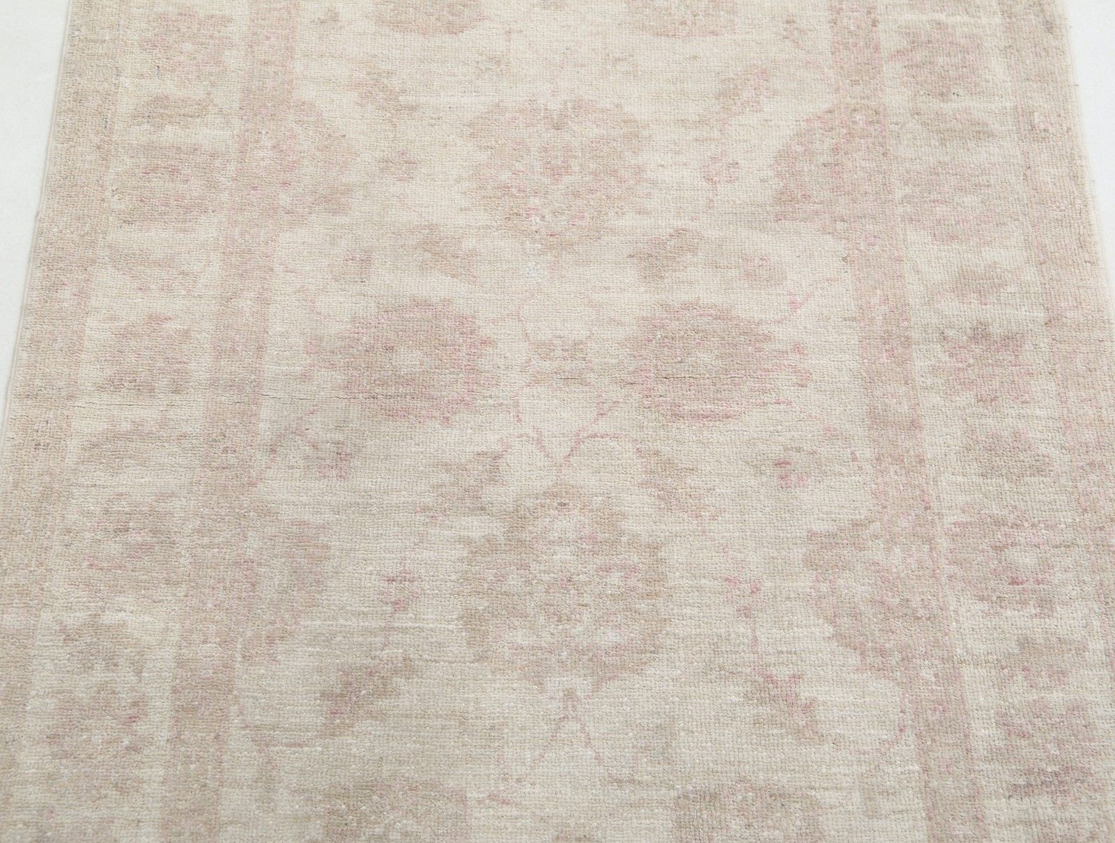 2,8 x 3,8 ft Handgeknoopt Beige Turks Wollen Vloerkleed met Allover Bloemmotief photo 517.0
