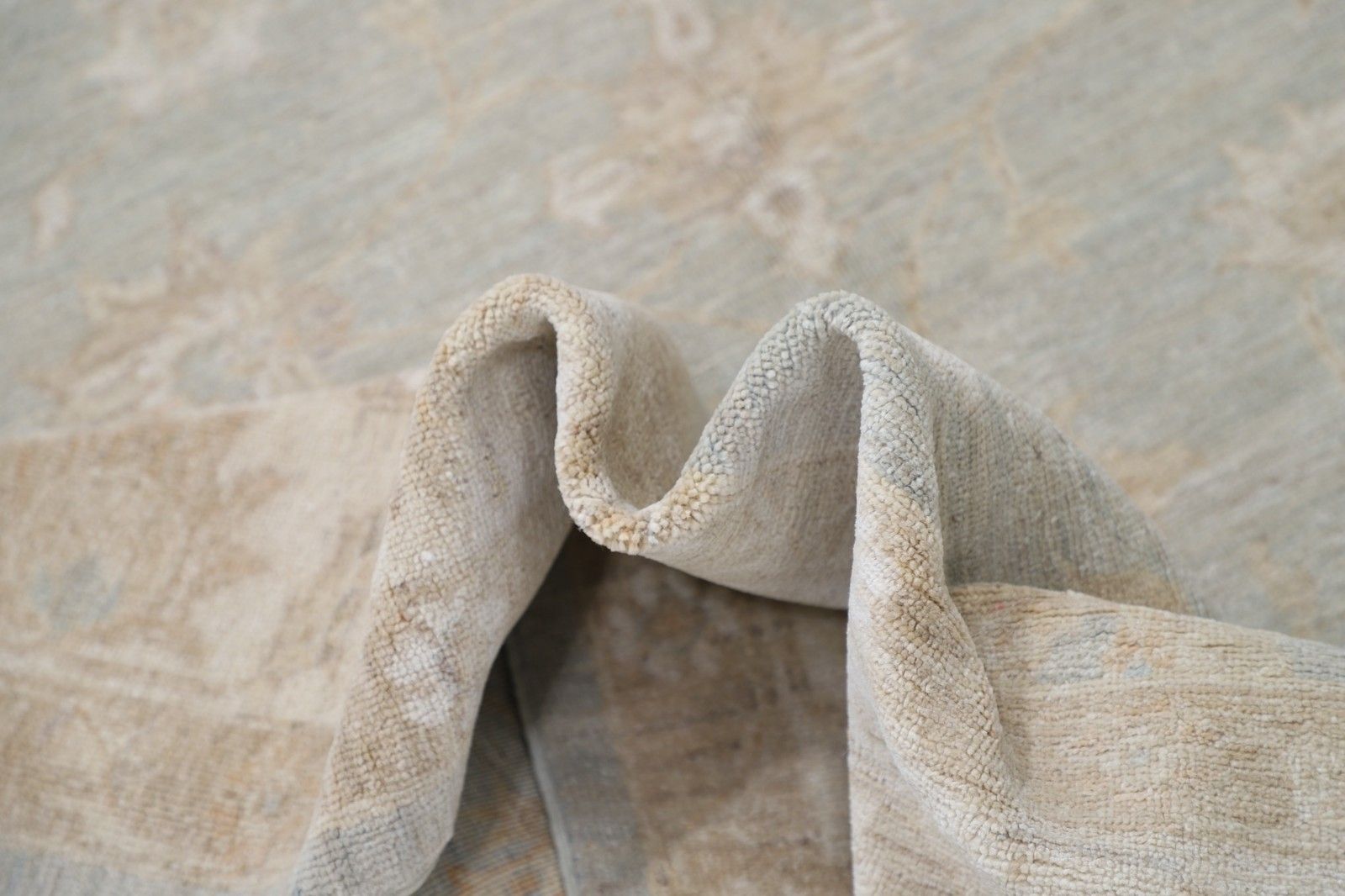 Tapis à motifs floraux noué à la main, champ bleu clair et bordure ivoire, 1,71 x 2,34 m photo vinterior