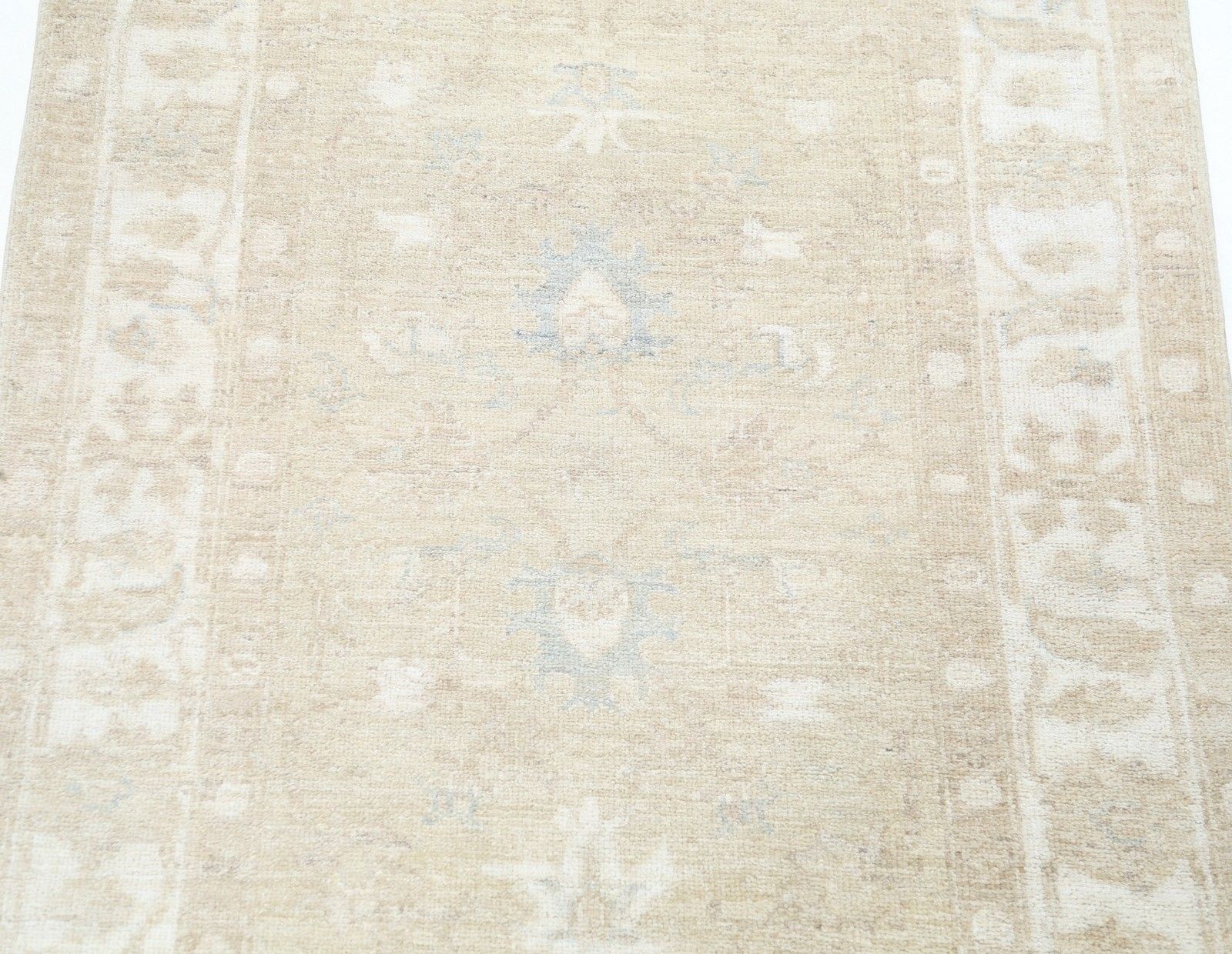 Tapis d'appoint turc noué à la main en laine beige, motif floral, 0,82 x 1,12 m photo for sale