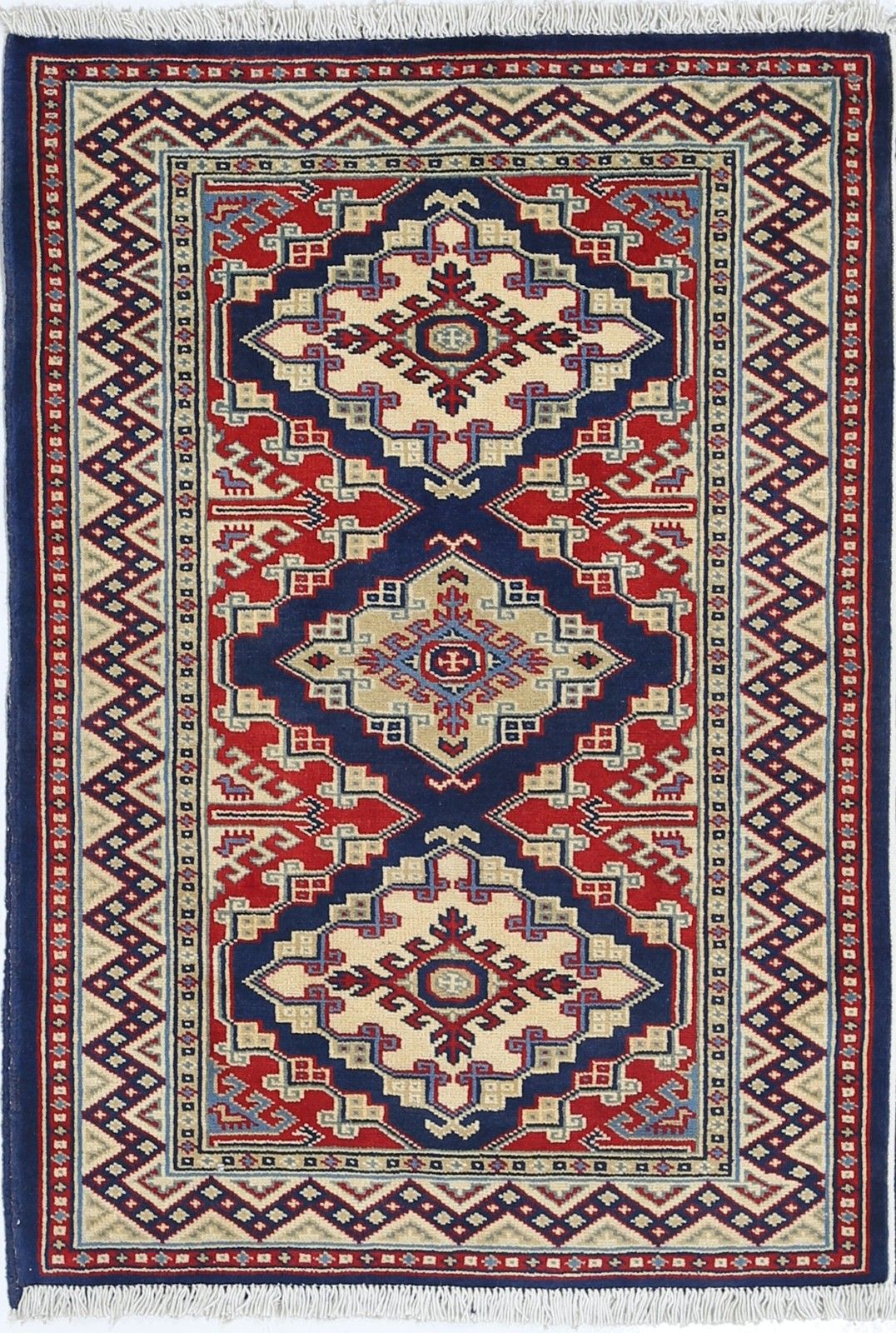 Tapis à motif médaillon géométrique, noué à la main, bleu marine, rouge et ivoire, 61 x 89 cm