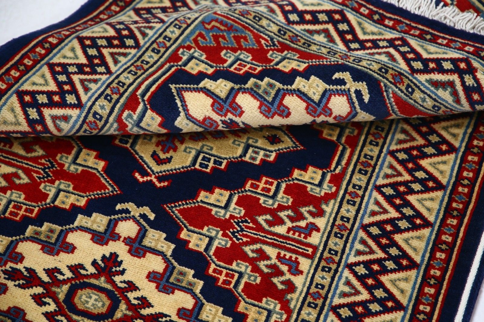 Tapis à motif médaillon géométrique, noué à la main, bleu marine, rouge et ivoire, 61 x 89 cm photo vinterior