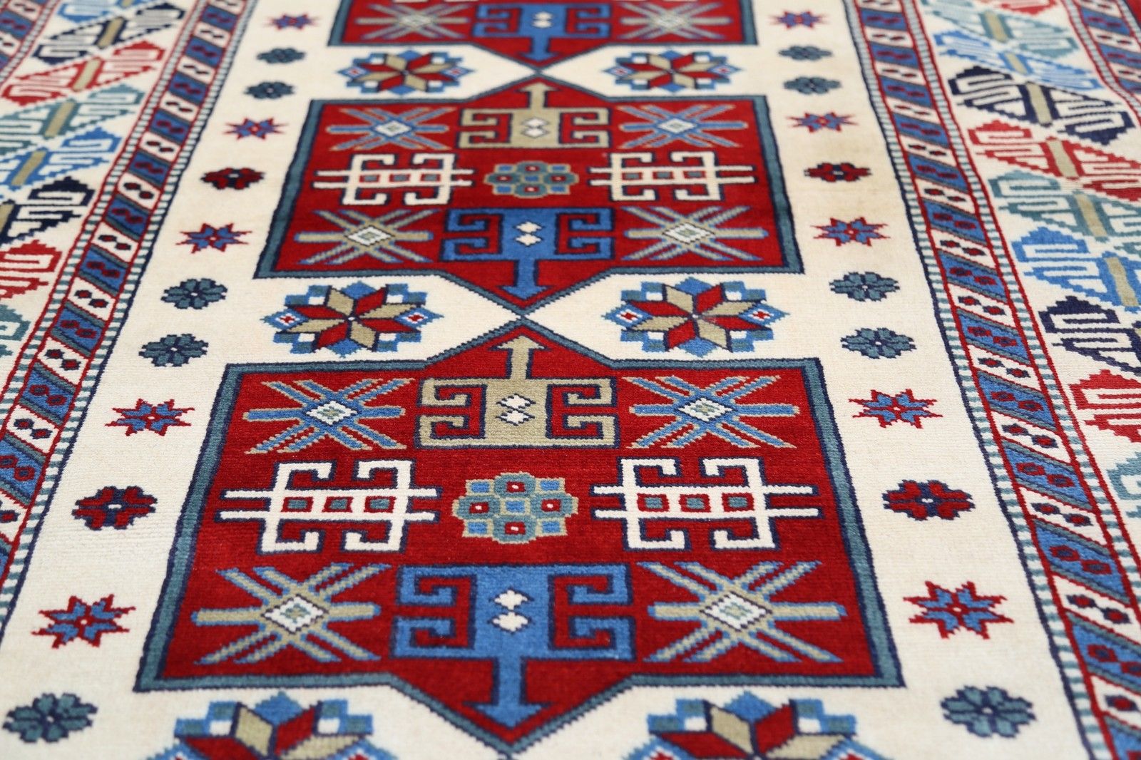 Tapis en laine noué à la main, ivoire, rouge et bleu, 92 x 155 cm. Tapis d'accent à motifs tribaux photo 772.0