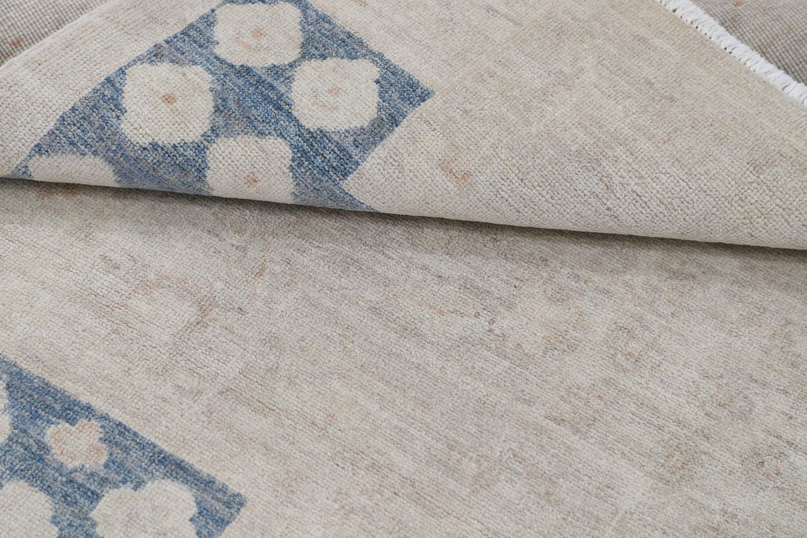 Tapis d'appoint en laine noué à la main, ivoire, bleu et rose poudré, motif géométrique, 105 x 158 cm photo Textiles