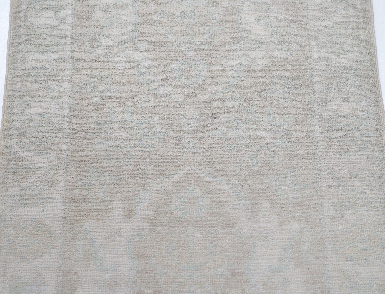 2x3 ft traditioneel beige Turks vloerkleed. Decoratief handgeknoopt wollen vloerkleed photo for sale