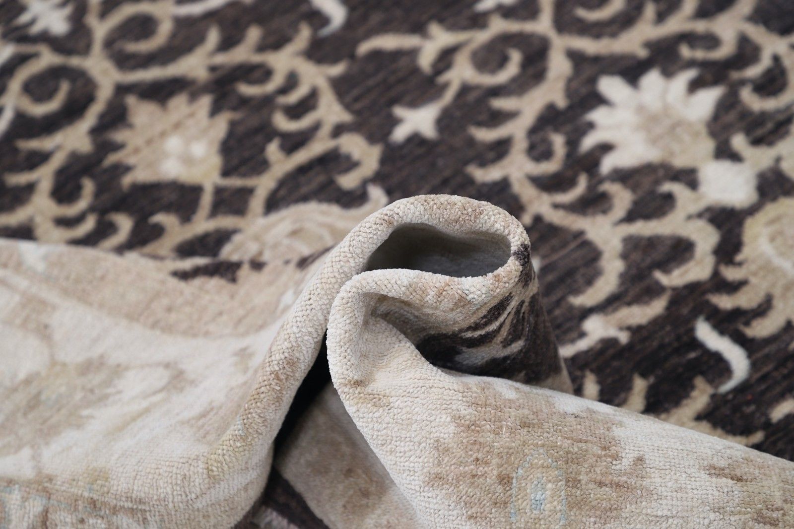 Tapis turc noué à la main, motif floral, en brun et beige, 171 x 237 cm. 100 % laine photo vinterior