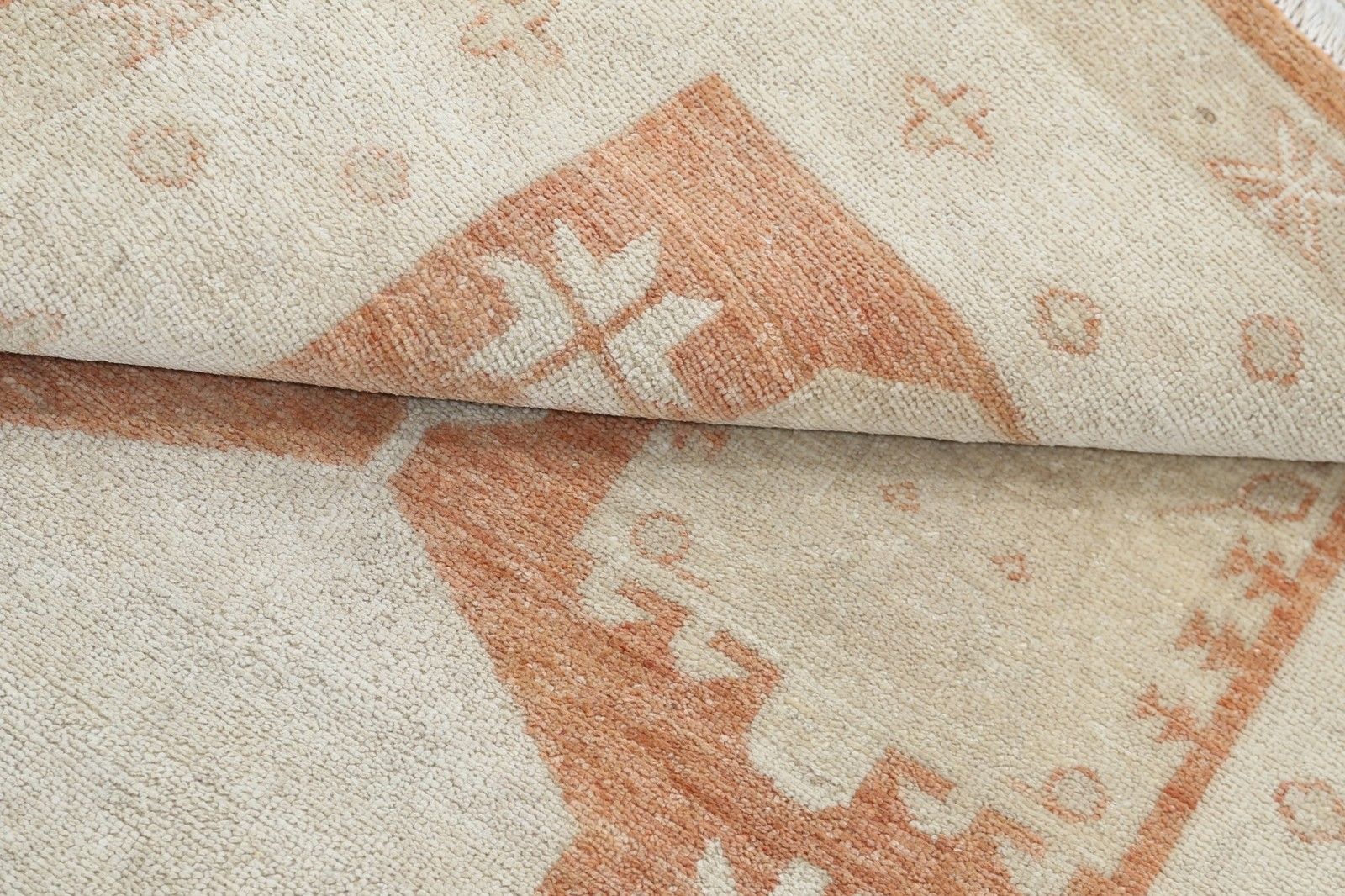 Tapis en laine noué à la main, beige et rouge, 94 x 153 cm - motifs tribaux turcs photo vinterior