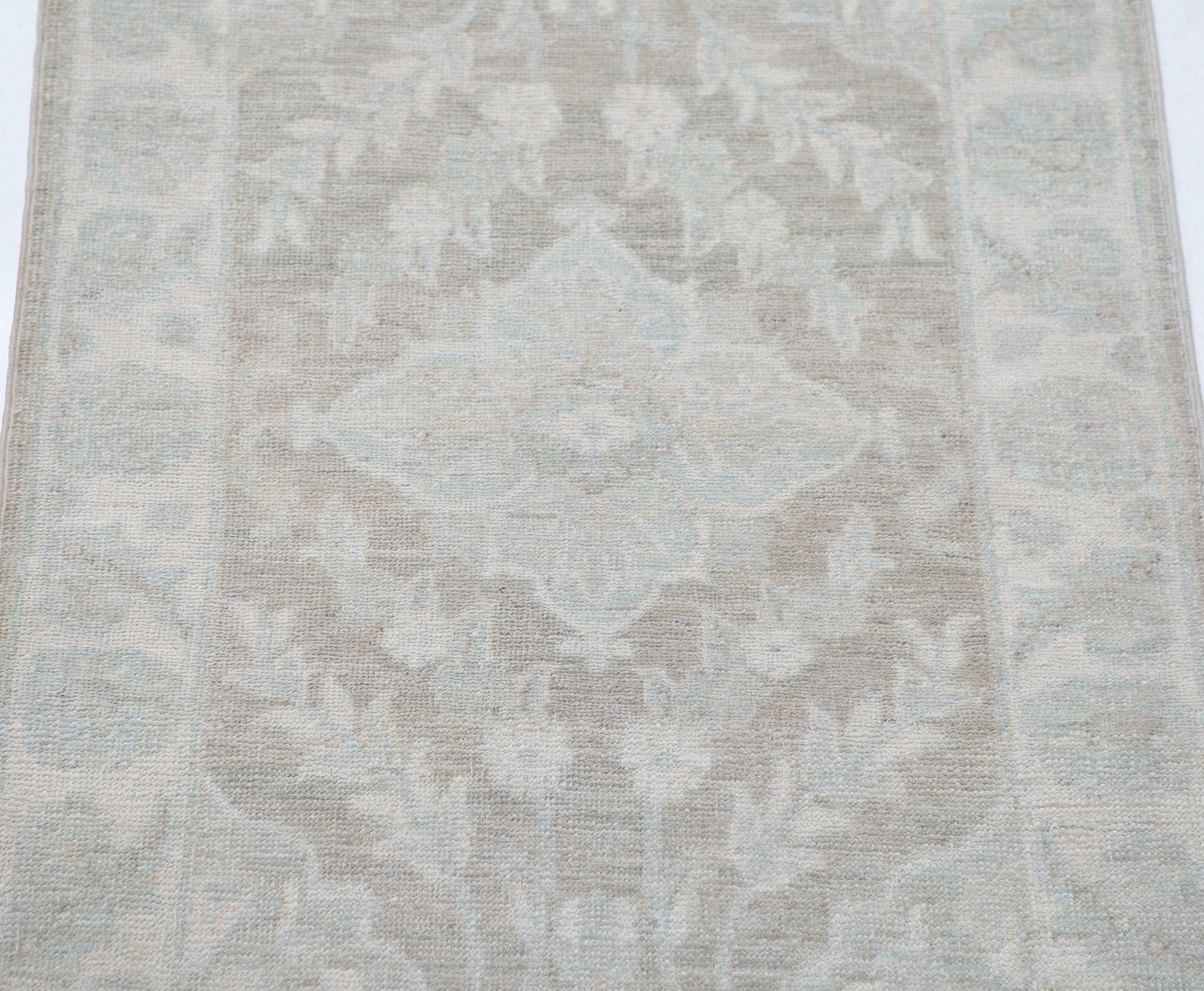2x3 Ft Traditioneel Accent Vloerkleed in Zachte Kleuren. Handgeknoopt Turks Wollen Vloerkleed photo for sale