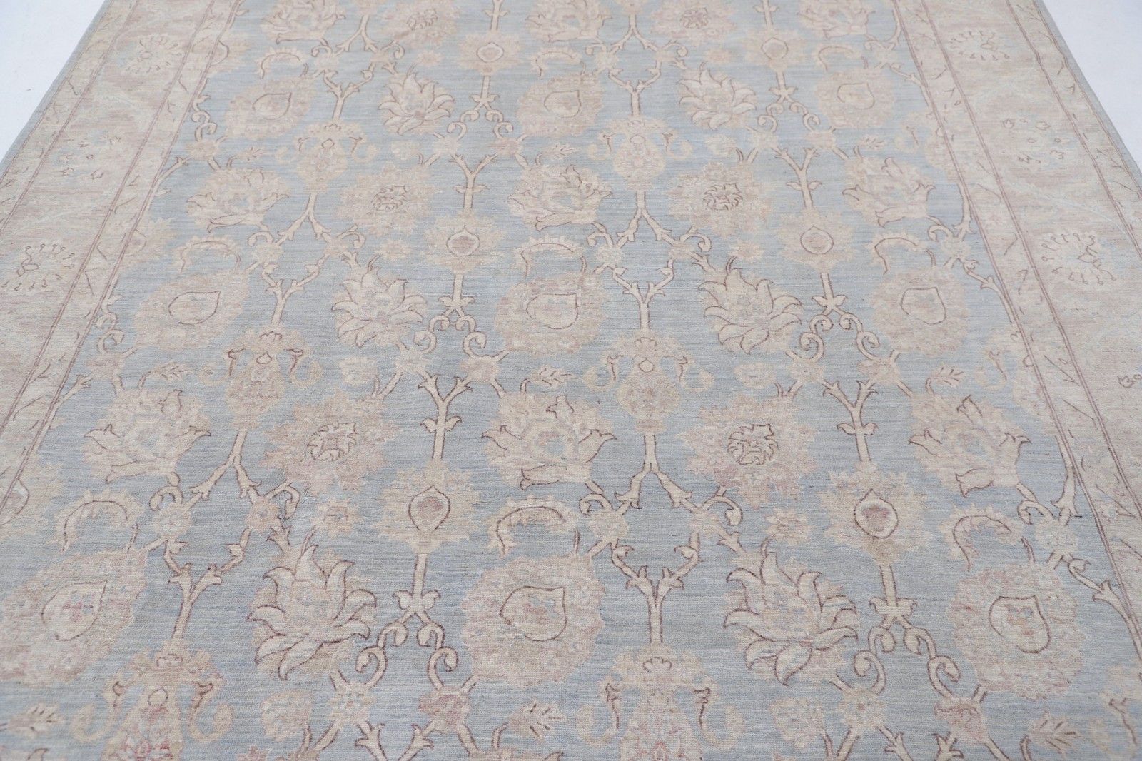 Tapis de sol noué à la main, 244 x 328 cm. 100 % laine. Tapis traditionnel à motifs floraux photo for sale