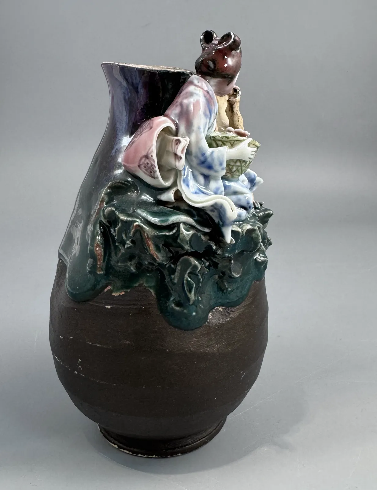 photo vinterior Japanese Sumida Gawa Vase With Monkey, Karako And Seated Woman, Kōko — Meiji / Early Taishō Period