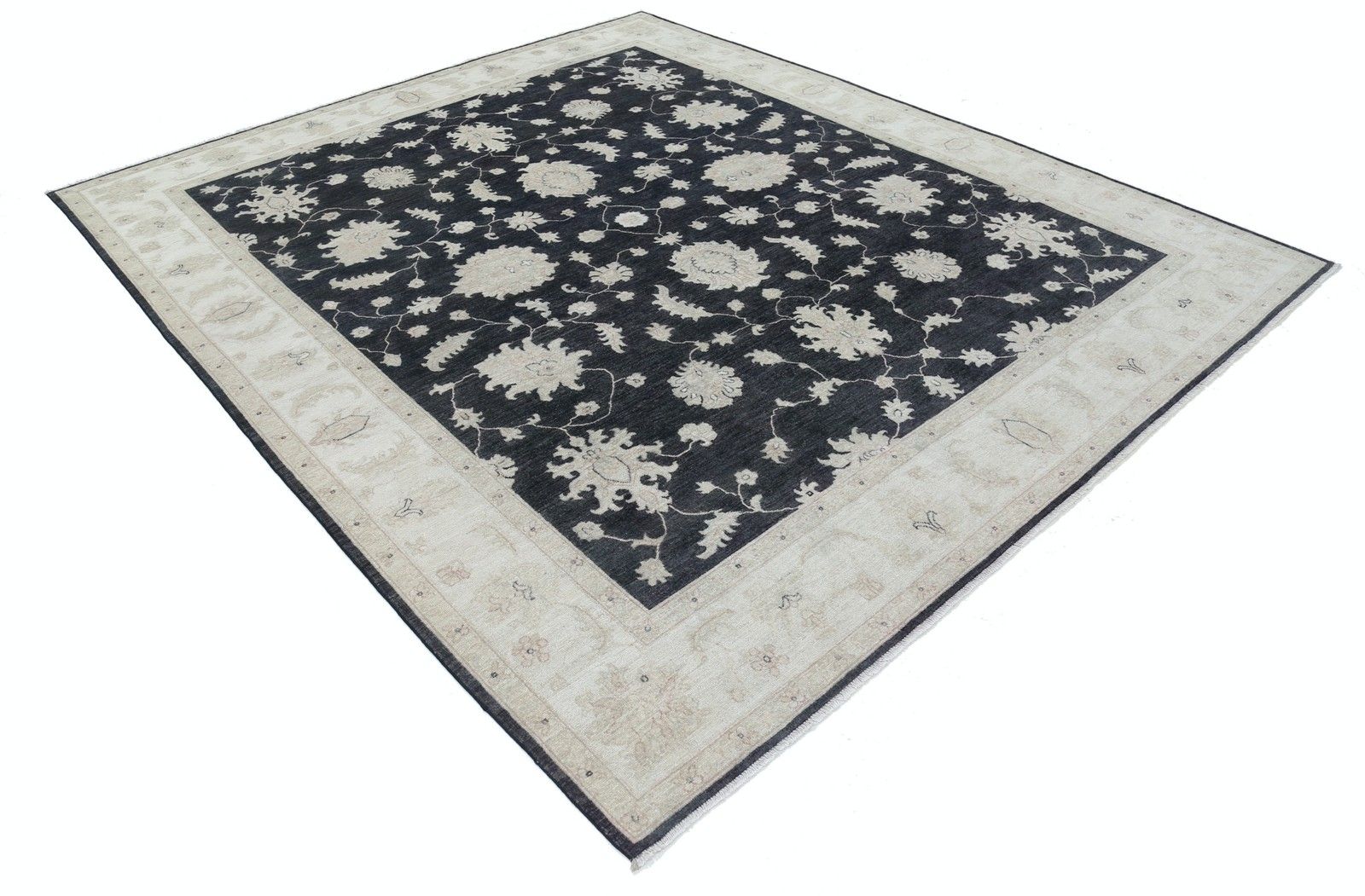 Handgeknoopt Bloemen Vloerkleed 2,49 x 2,85 m met Zwart Veld en Beige Rand photo furniture