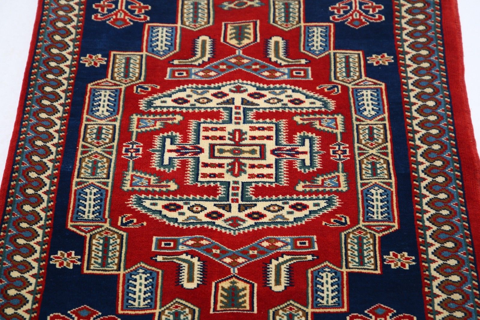 Tapis artisanal rouge, bleu marine et beige, 67 x 79 cm - motif géométrique tribal à médaillon photo 306.0