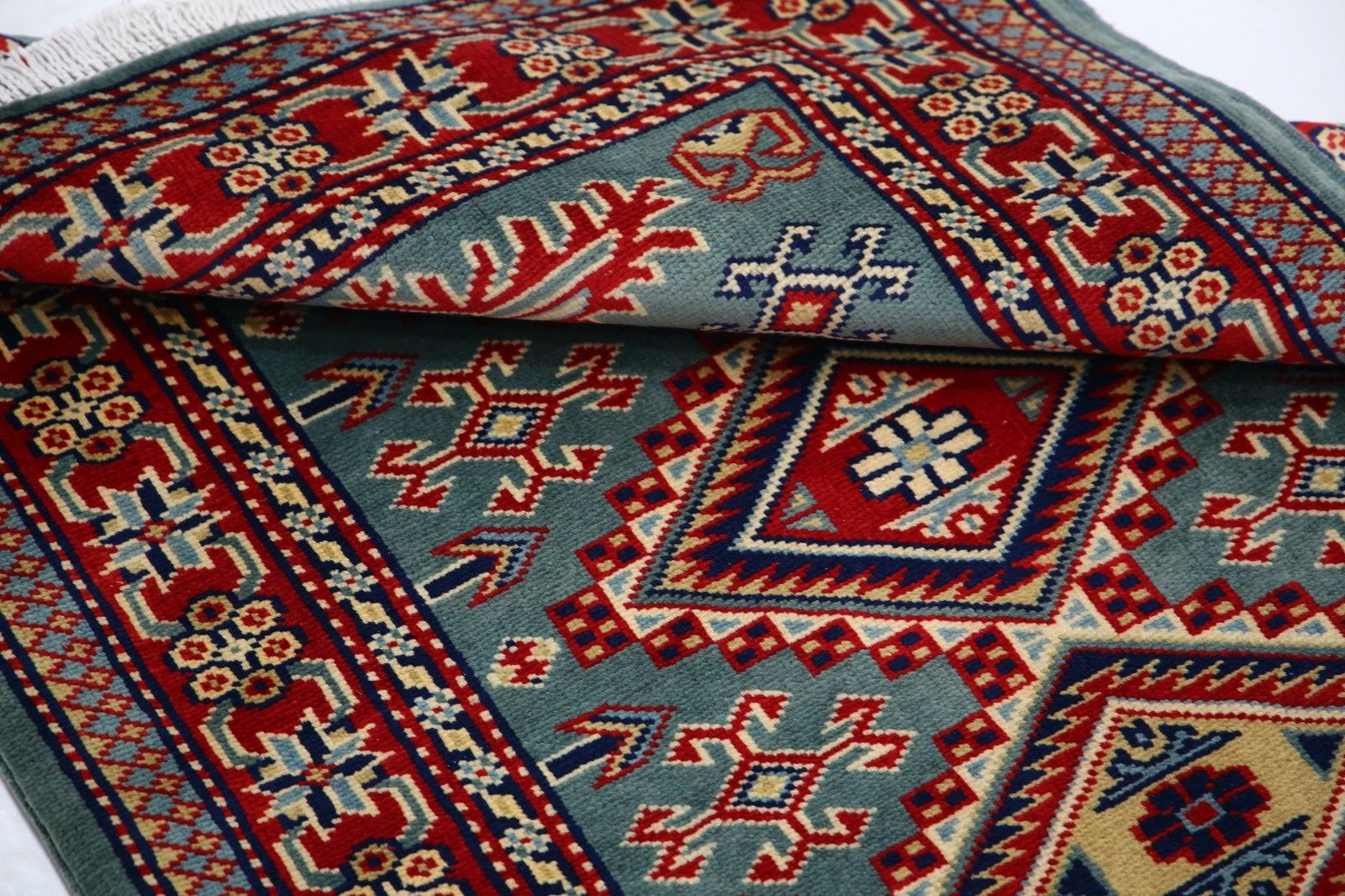 Handgemaakt wollen vloerkleed in groen, rood en ivoor met geometrisch medaillonmotief, 2x3 ft photo vinterior